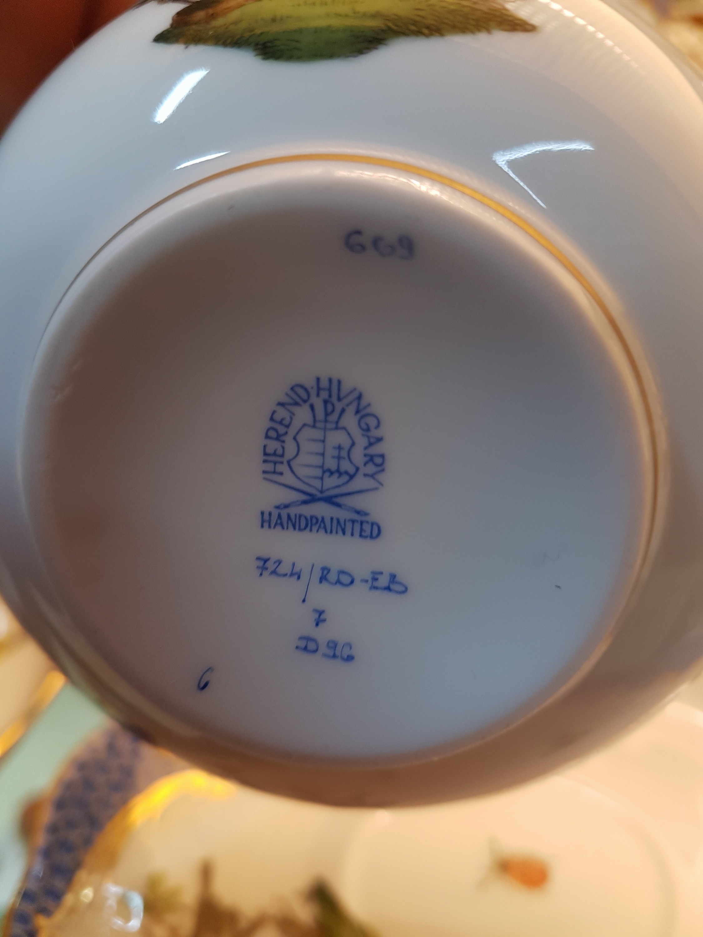 Detail h: Frühstückservice für 6 Personen, Herend Ungarn, 20. Jh., Dekor Rothschild mit blauem Schuppendekor, Kaffeekanne, Milchkännchen, Zuckerdose, 6 ...
