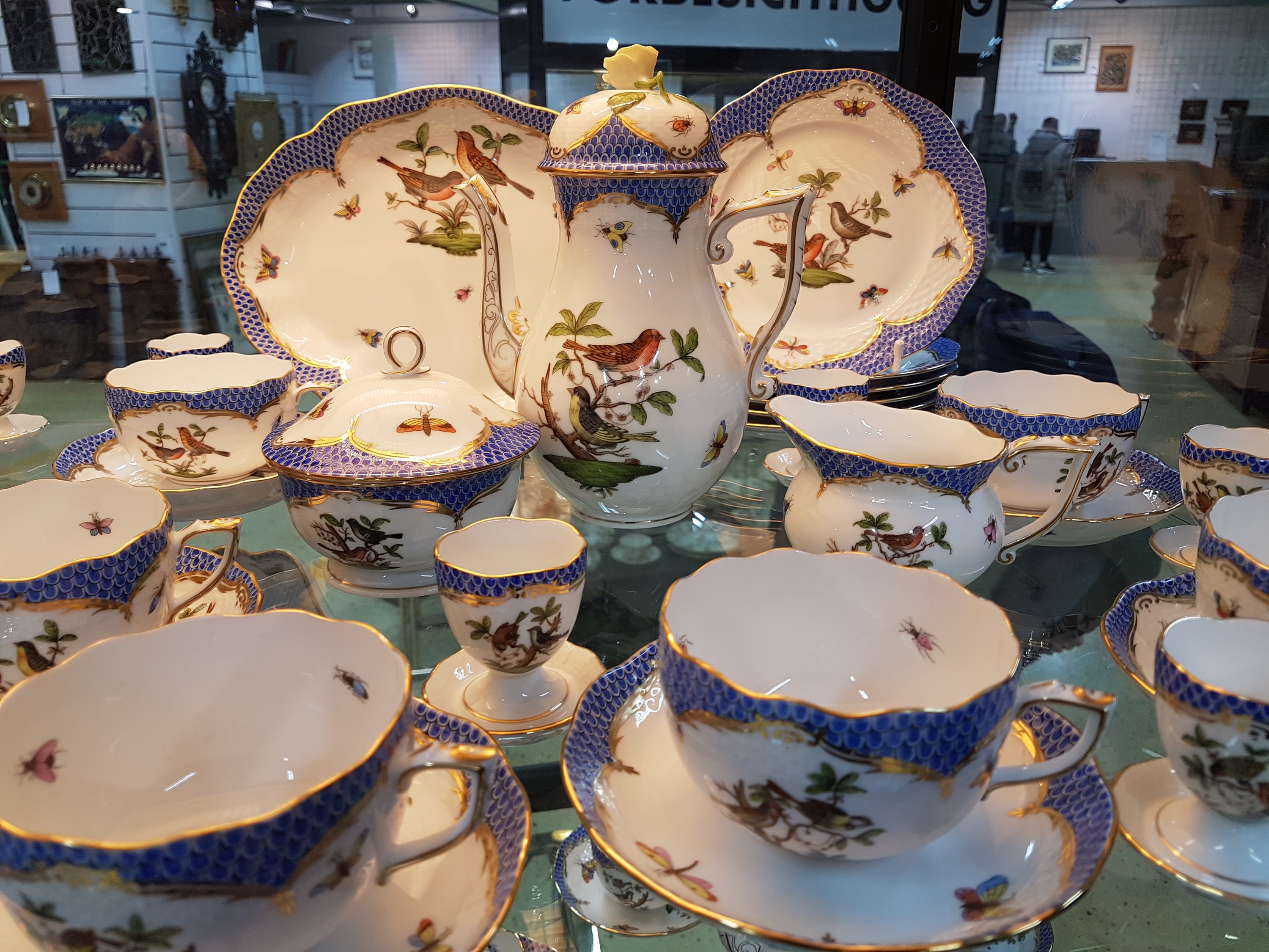 Detail a: Frühstückservice für 6 Personen, Herend Ungarn, 20. Jh., Dekor Rothschild mit blauem Schuppendekor, Kaffeekanne, Milchkännchen, Zuckerdose, 6 ...
