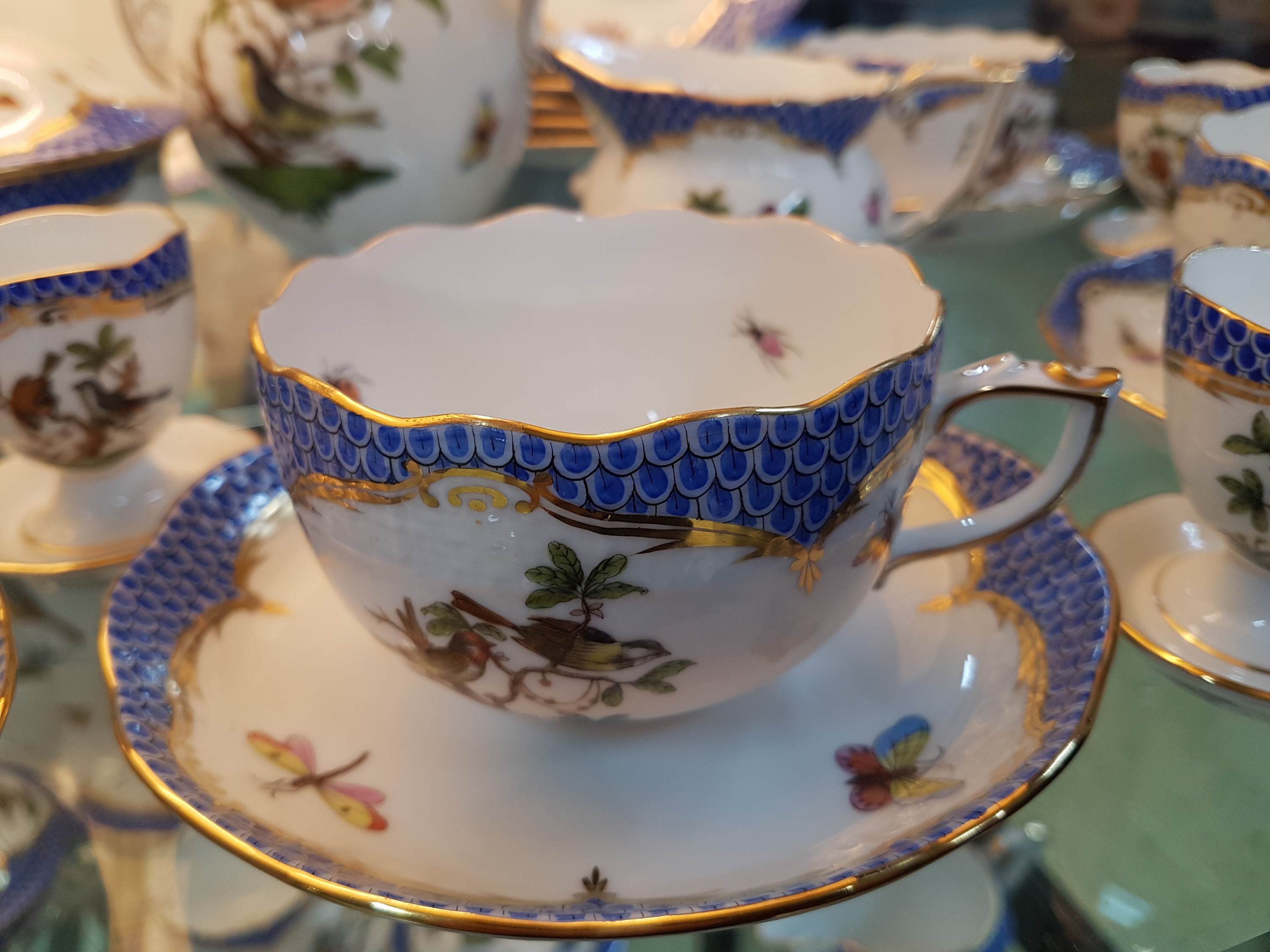 Detail b: Frühstückservice für 6 Personen, Herend Ungarn, 20. Jh., Dekor Rothschild mit blauem Schuppendekor, Kaffeekanne, Milchkännchen, Zuckerdose, 6 ...