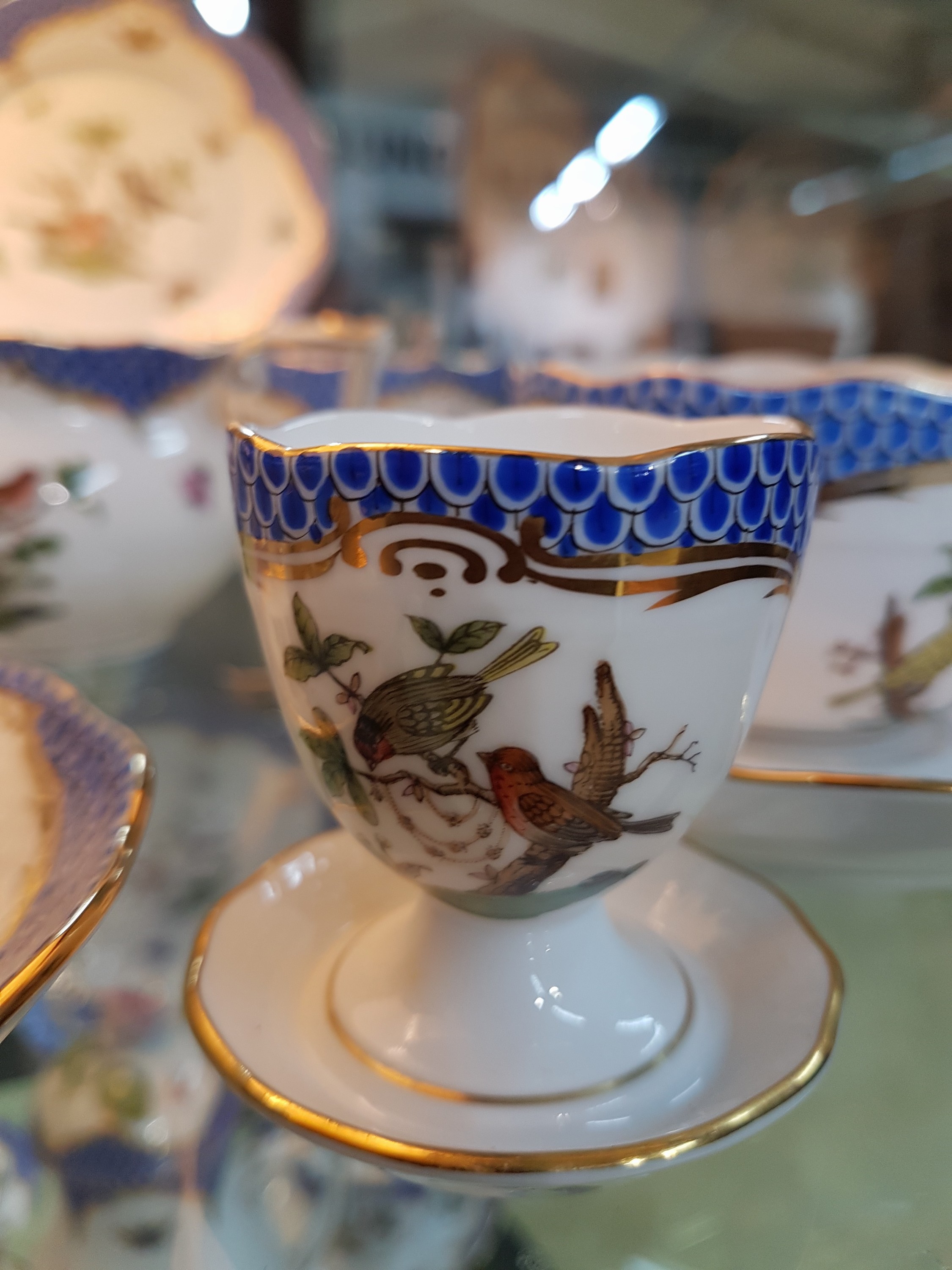 Detail c: Frühstückservice für 6 Personen, Herend Ungarn, 20. Jh., Dekor Rothschild mit blauem Schuppendekor, Kaffeekanne, Milchkännchen, Zuckerdose, 6 ...