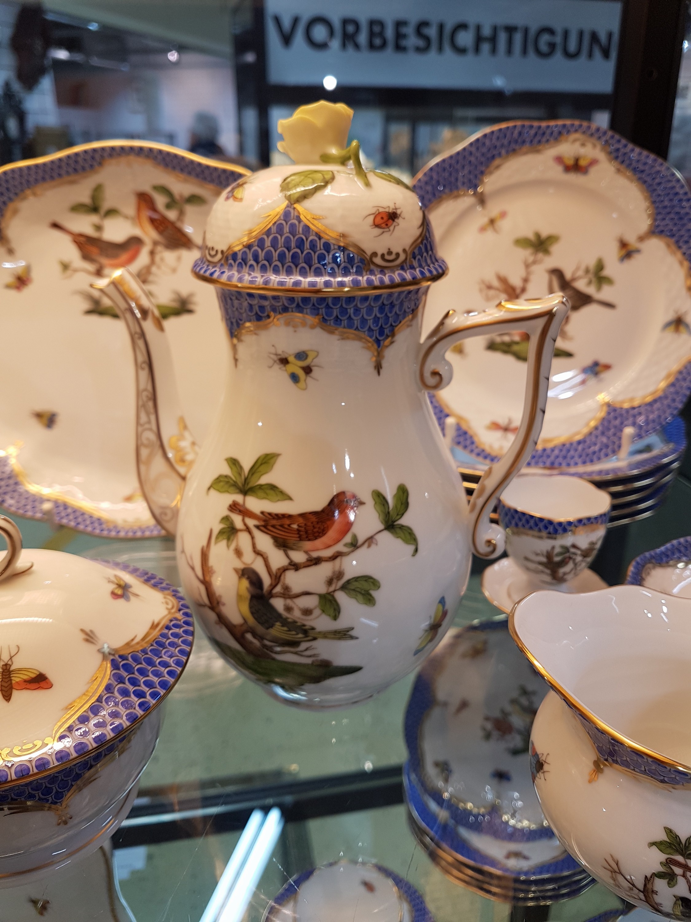 Detail d: Frühstückservice für 6 Personen, Herend Ungarn, 20. Jh., Dekor Rothschild mit blauem Schuppendekor, Kaffeekanne, Milchkännchen, Zuckerdose, 6 ...
