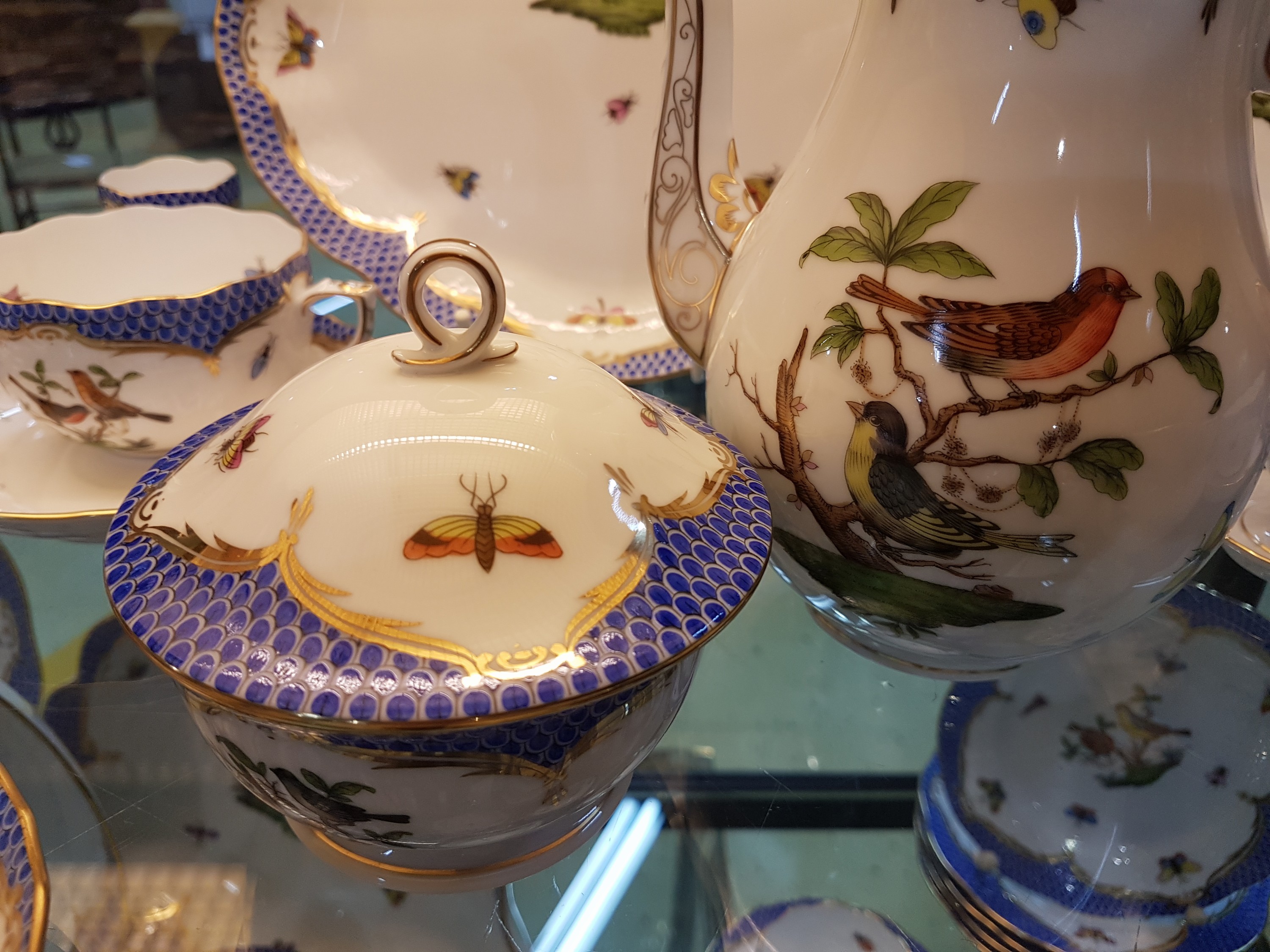 Detail e: Frühstückservice für 6 Personen, Herend Ungarn, 20. Jh., Dekor Rothschild mit blauem Schuppendekor, Kaffeekanne, Milchkännchen, Zuckerdose, 6 ...