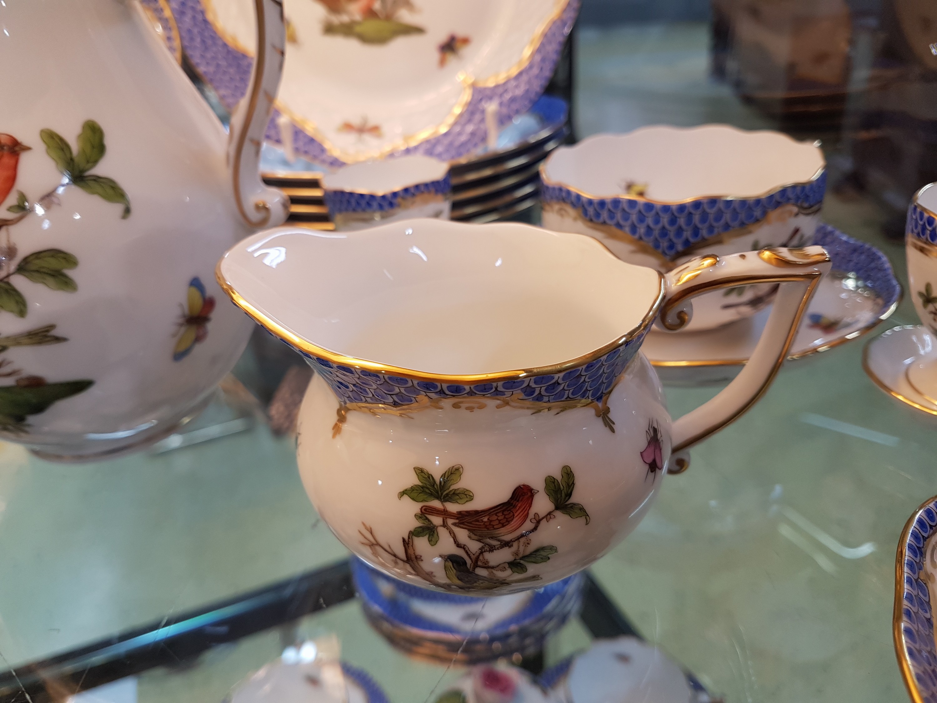 Detail f: Frühstückservice für 6 Personen, Herend Ungarn, 20. Jh., Dekor Rothschild mit blauem Schuppendekor, Kaffeekanne, Milchkännchen, Zuckerdose, 6 ...