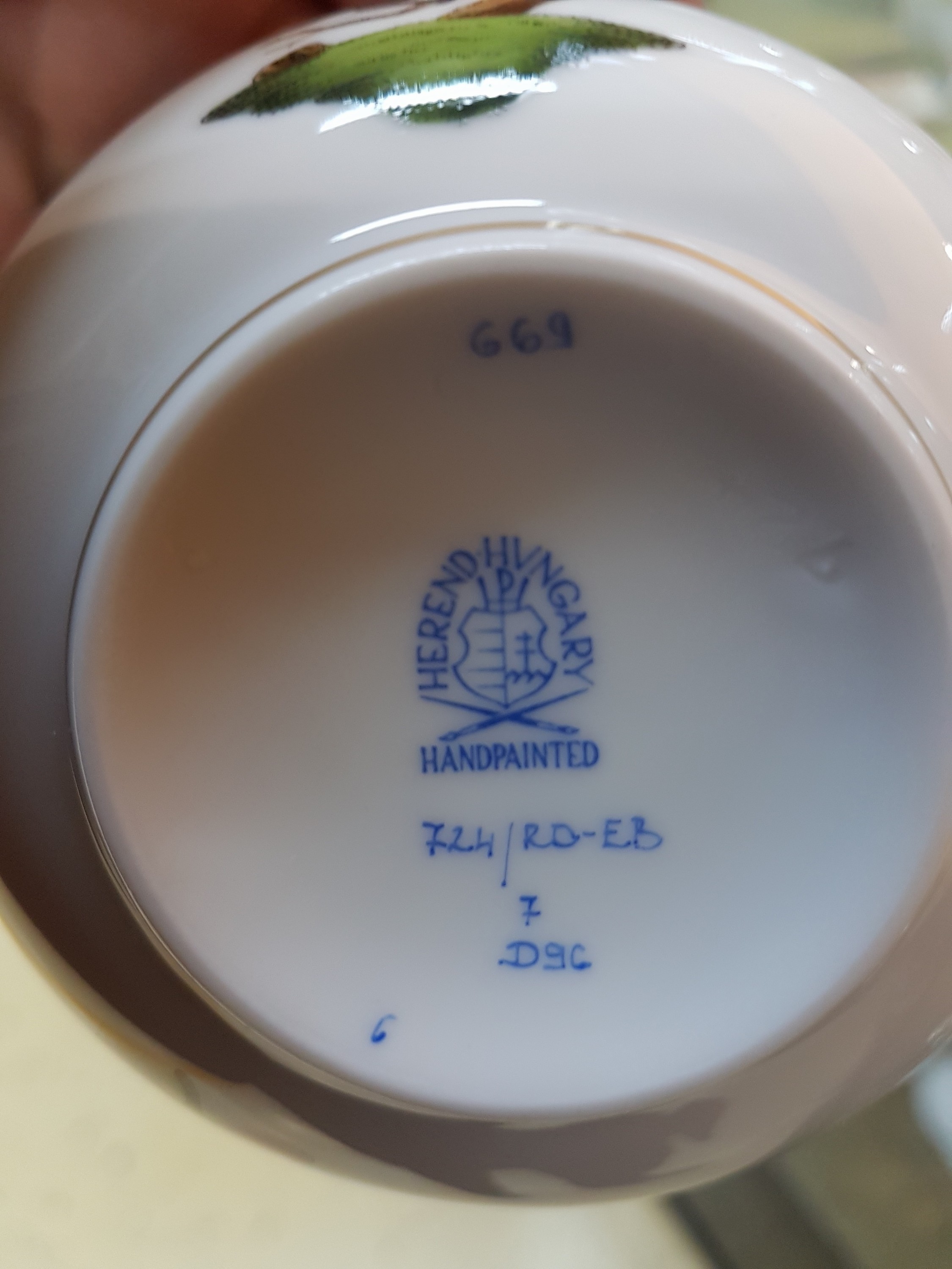 Detail g: Frühstückservice für 6 Personen, Herend Ungarn, 20. Jh., Dekor Rothschild mit blauem Schuppendekor, Kaffeekanne, Milchkännchen, Zuckerdose, 6 ...
