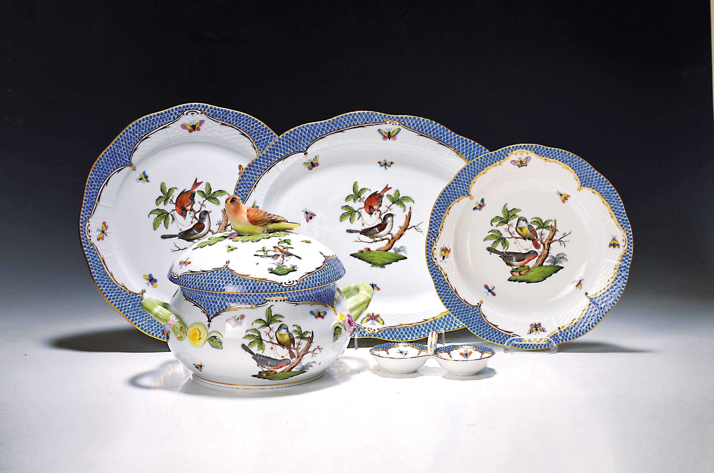 Image 27010236 - 17 Teile Porzellan, Herend Ungarn, 20. Jh., Dekor Rothschild mit blauem Schuppendekor, ...