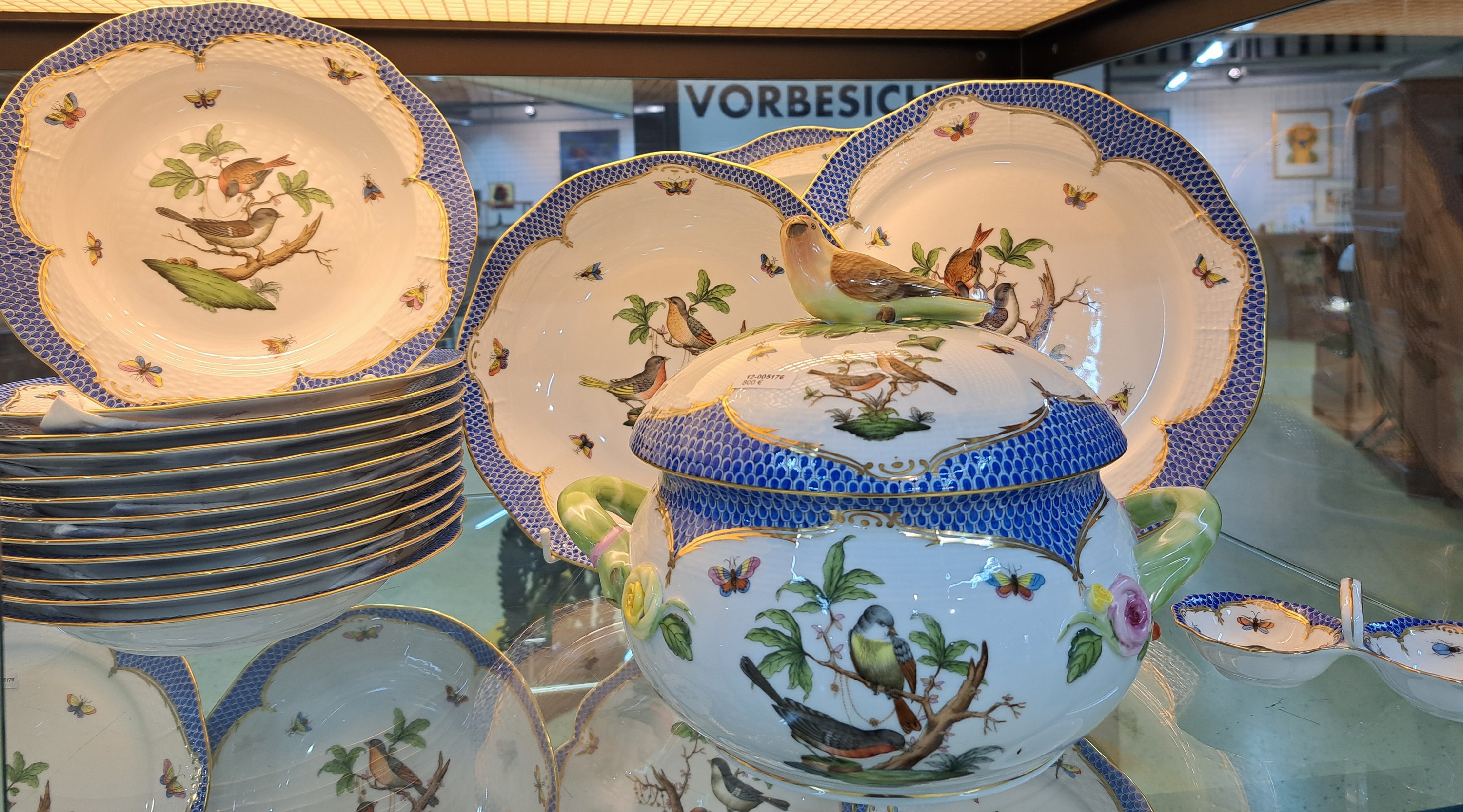 Detail a: 17 Teile Porzellan, Herend Ungarn, 20. Jh., Dekor Rothschild mit blauem Schuppendekor, Deckelterrine, 12 tiefe Teller, ovale Platte, runde Platte, ...
