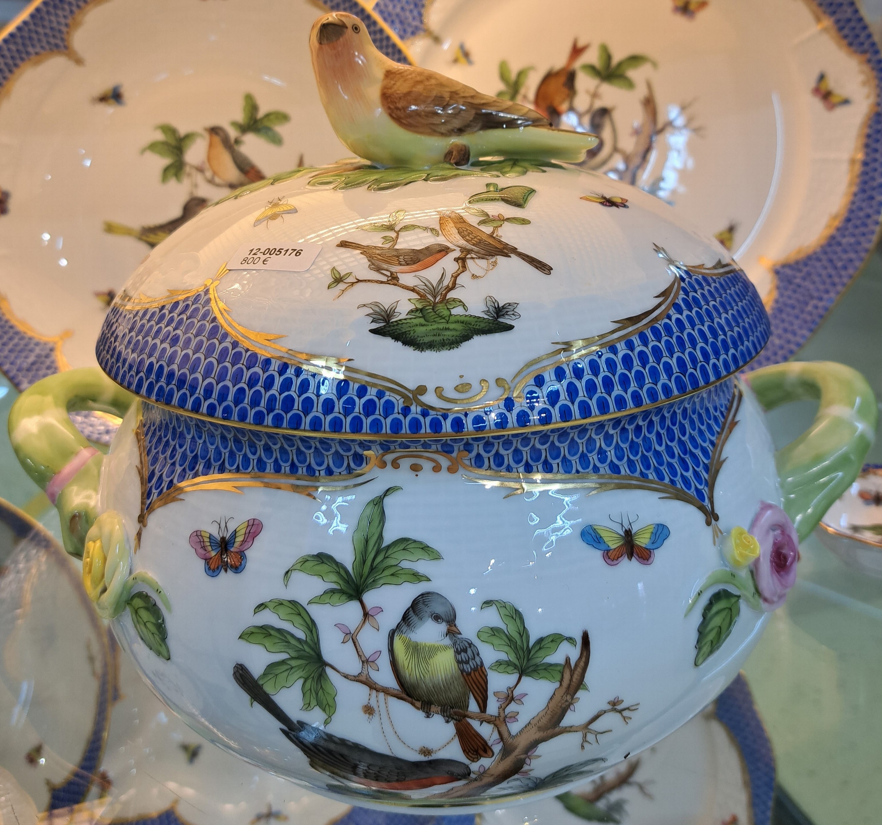 Detail b: 17 Teile Porzellan, Herend Ungarn, 20. Jh., Dekor Rothschild mit blauem Schuppendekor, Deckelterrine, 12 tiefe Teller, ovale Platte, runde Platte, ...