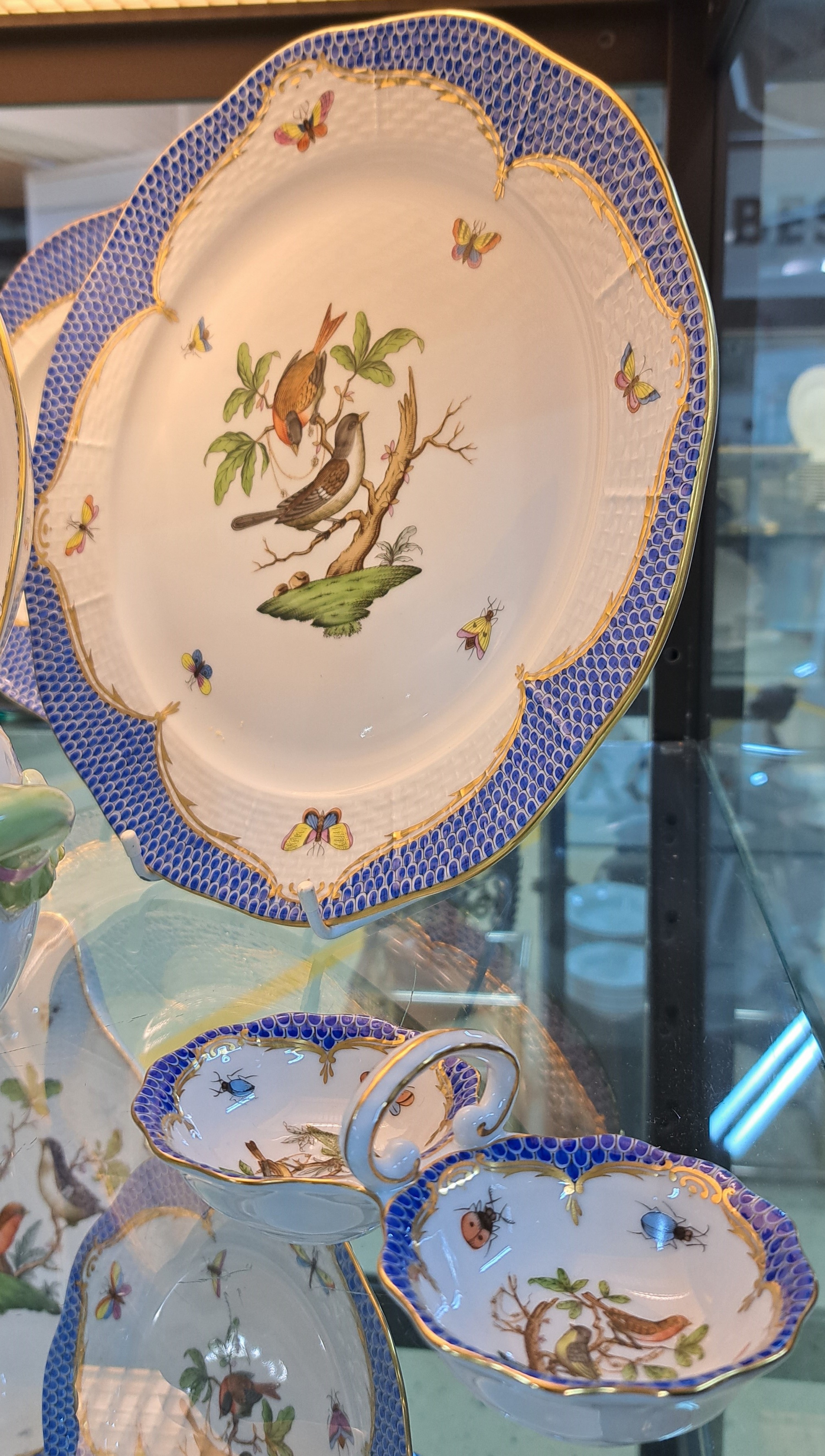 Detail c: 17 Teile Porzellan, Herend Ungarn, 20. Jh., Dekor Rothschild mit blauem Schuppendekor, Deckelterrine, 12 tiefe Teller, ovale Platte, runde Platte, ...