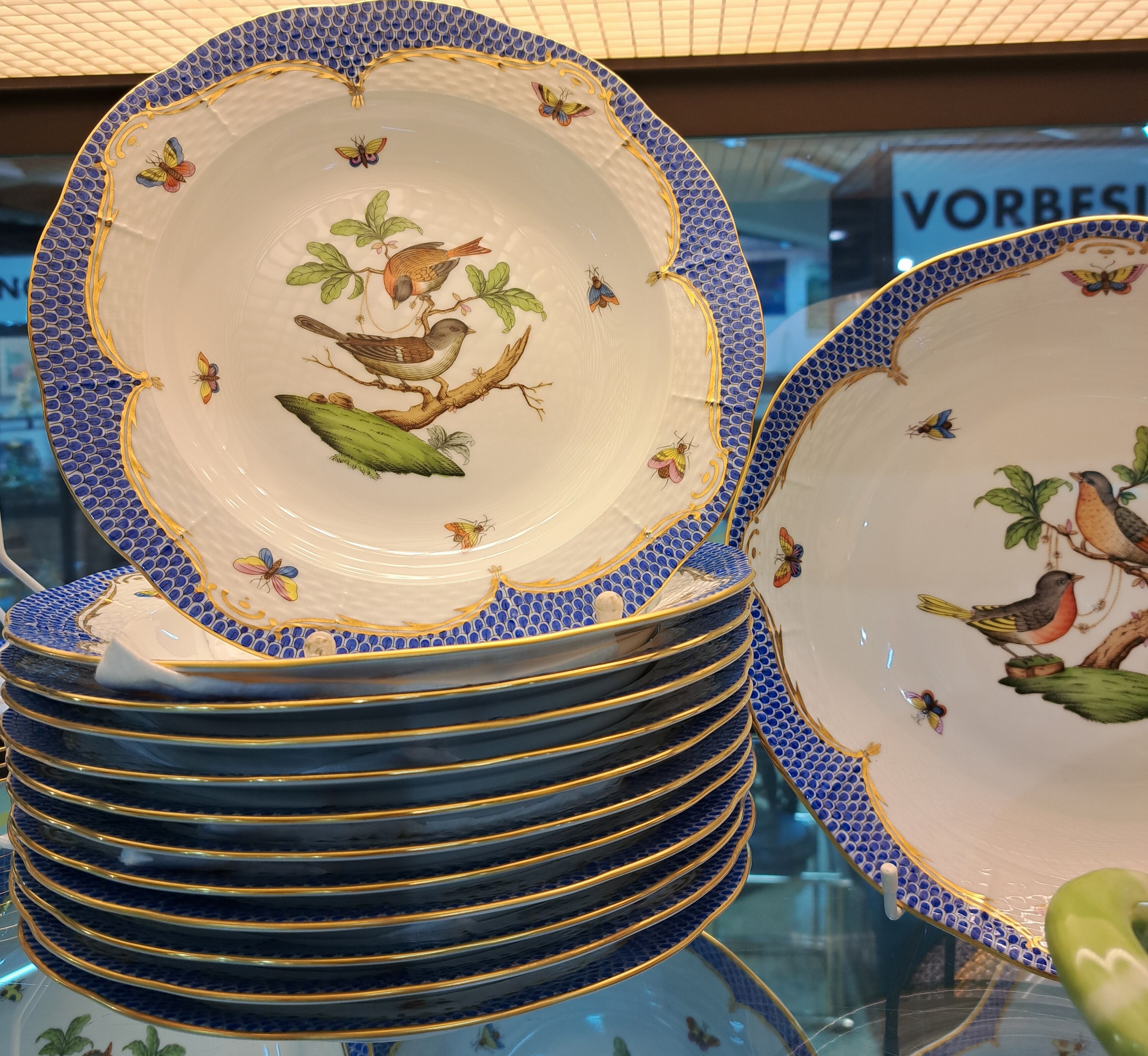 Detail d: 17 Teile Porzellan, Herend Ungarn, 20. Jh., Dekor Rothschild mit blauem Schuppendekor, Deckelterrine, 12 tiefe Teller, ovale Platte, runde Platte, ...