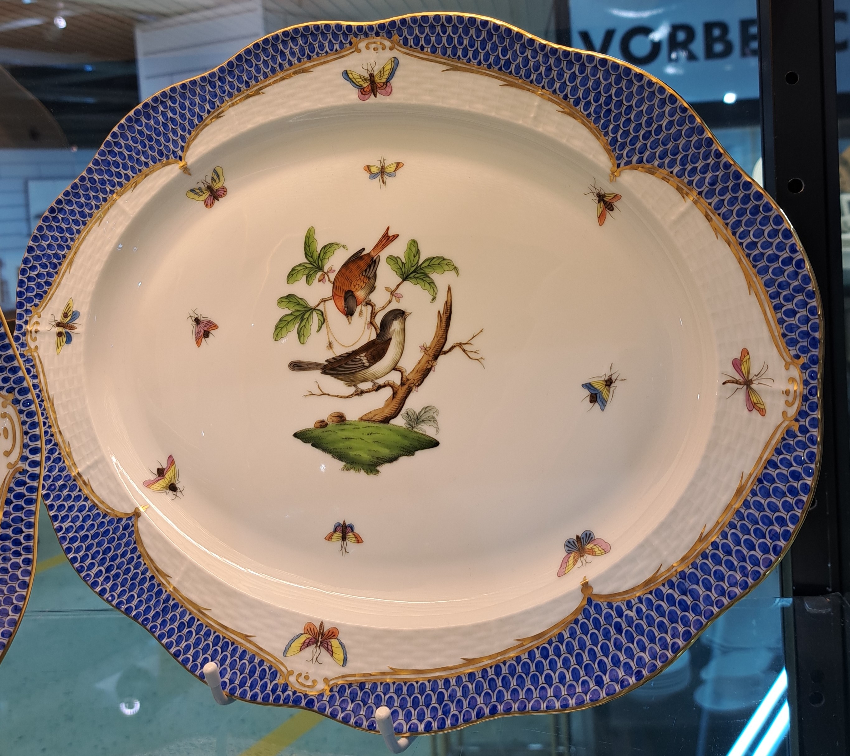 Detail e: 17 Teile Porzellan, Herend Ungarn, 20. Jh., Dekor Rothschild mit blauem Schuppendekor, Deckelterrine, 12 tiefe Teller, ovale Platte, runde Platte, ...