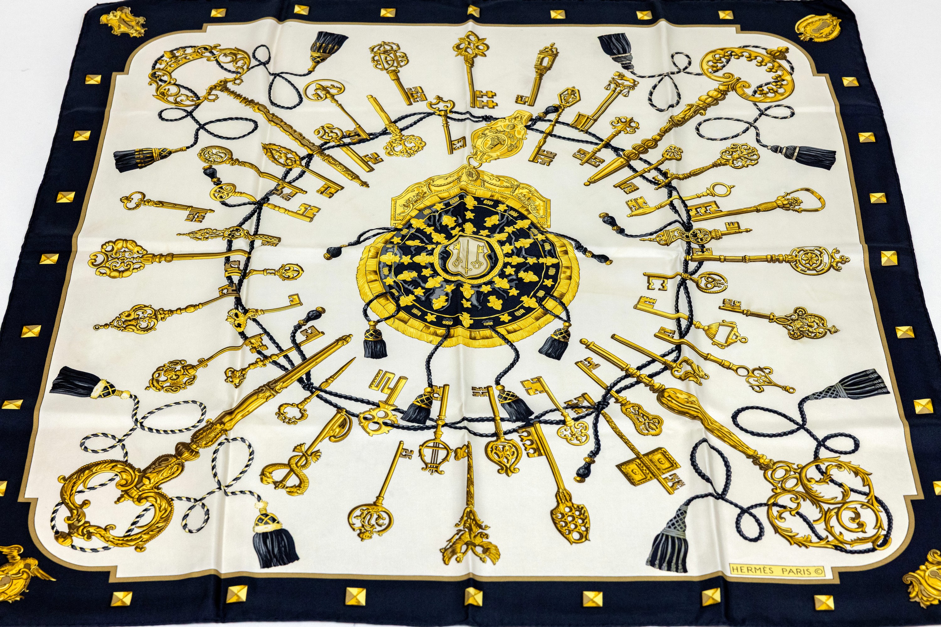 Image 27010237 - HERMES Carree Diane, 100 % Seide, Entwurf C. Vauzelles/J.Hallo 1972, in Erdtönen ...