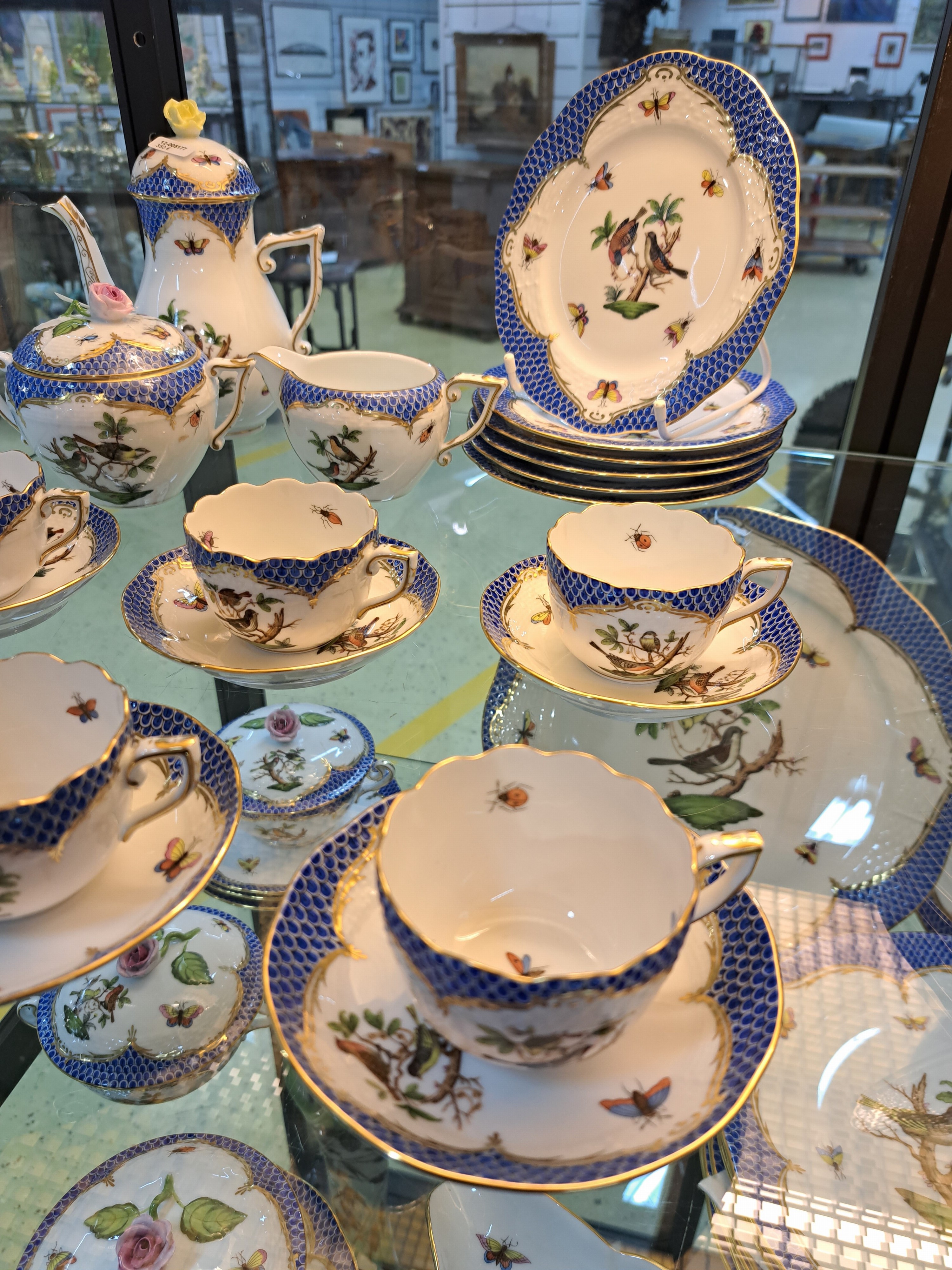 Detail a: Mokka- bzw. Espressoservice, Herend Ungarn, 20. Jh., Dekor Rothschild mit blauem Schuppendekor, Mokkakanne, Sahnegießer, Zuckerdose, 6 Mokkatassen ...