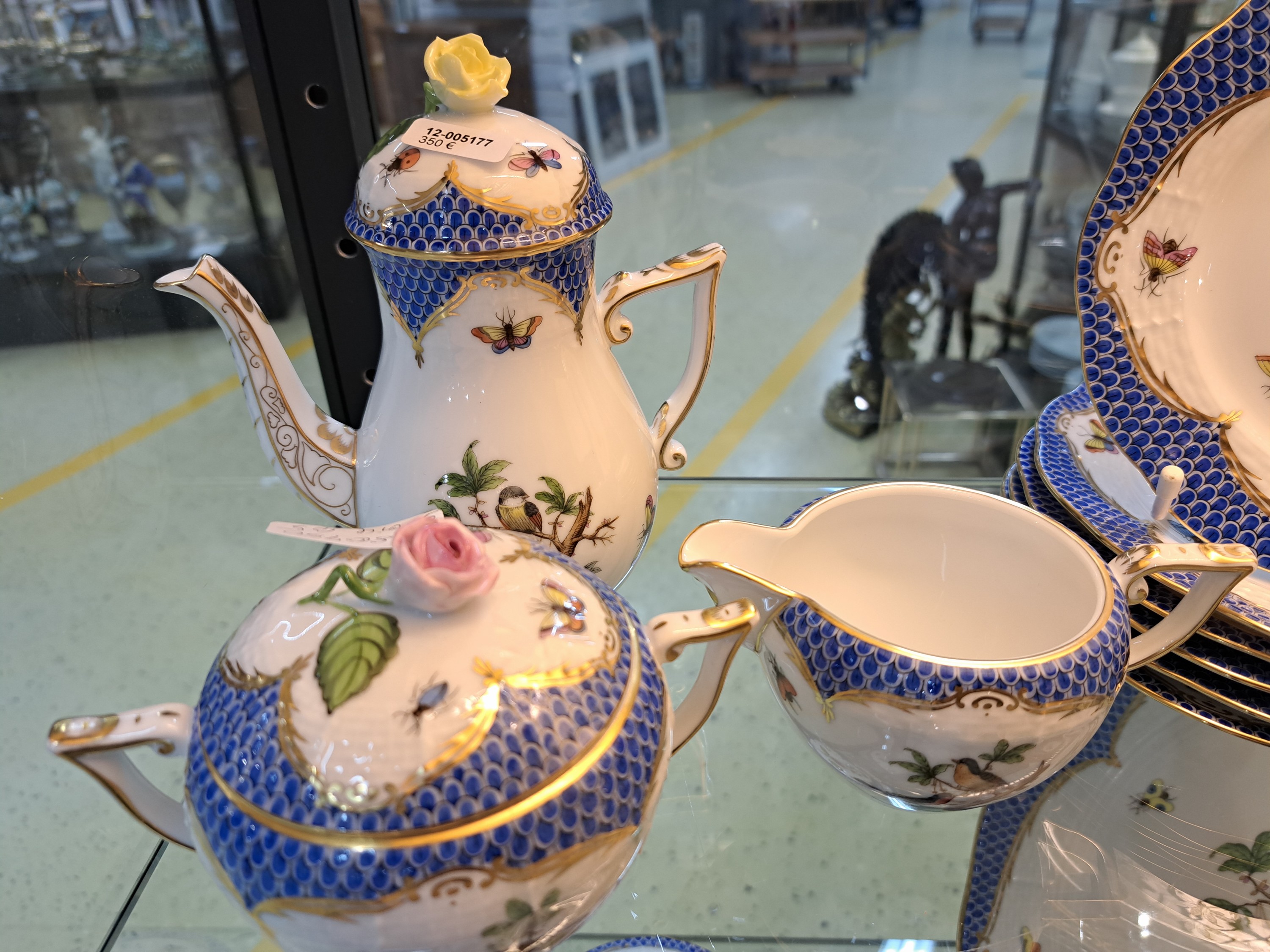 Detail c: Mokka- bzw. Espressoservice, Herend Ungarn, 20. Jh., Dekor Rothschild mit blauem Schuppendekor, Mokkakanne, Sahnegießer, Zuckerdose, 6 Mokkatassen ...