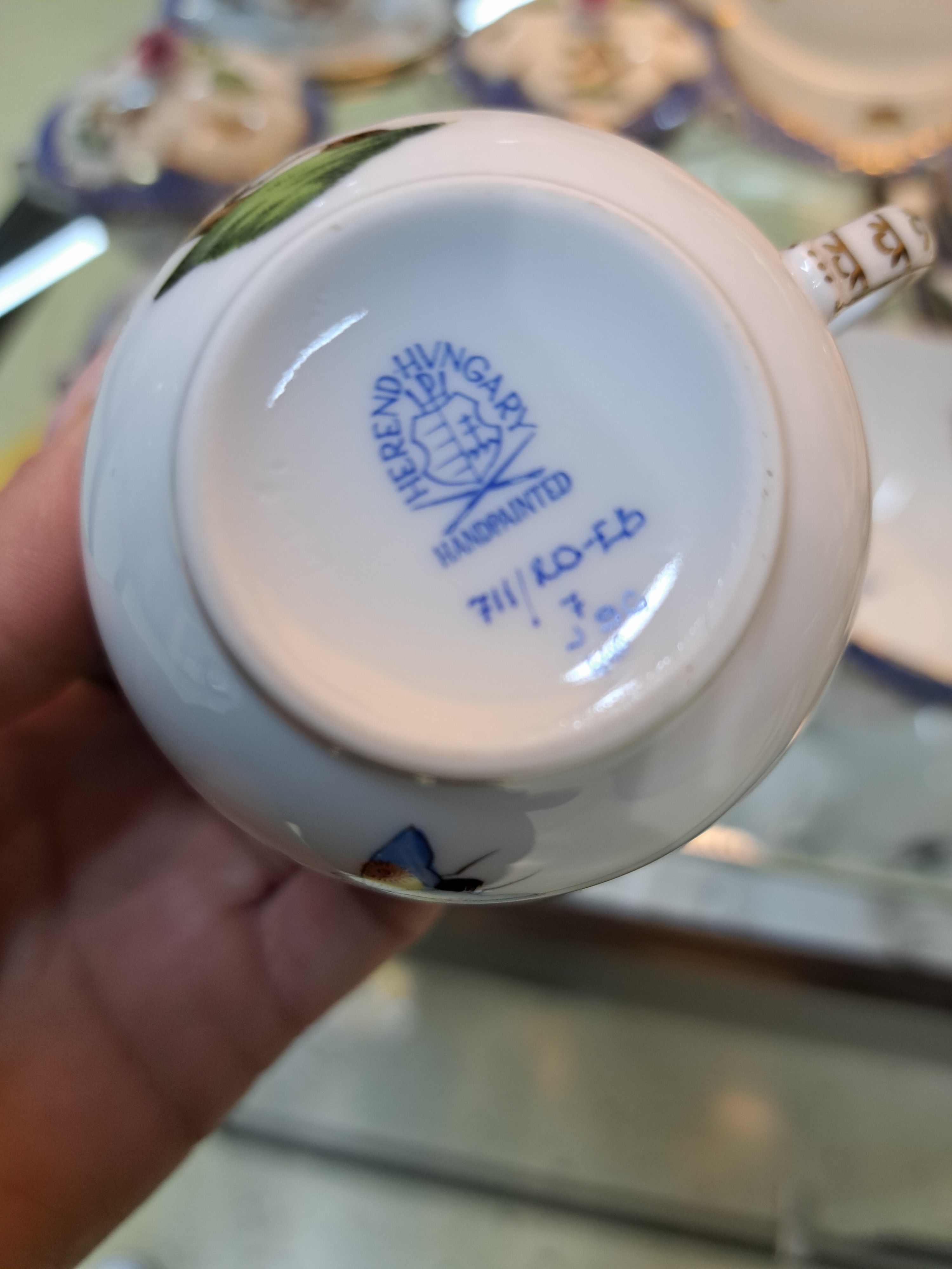 Detail d: Mokka- bzw. Espressoservice, Herend Ungarn, 20. Jh., Dekor Rothschild mit blauem Schuppendekor, Mokkakanne, Sahnegießer, Zuckerdose, 6 Mokkatassen ...