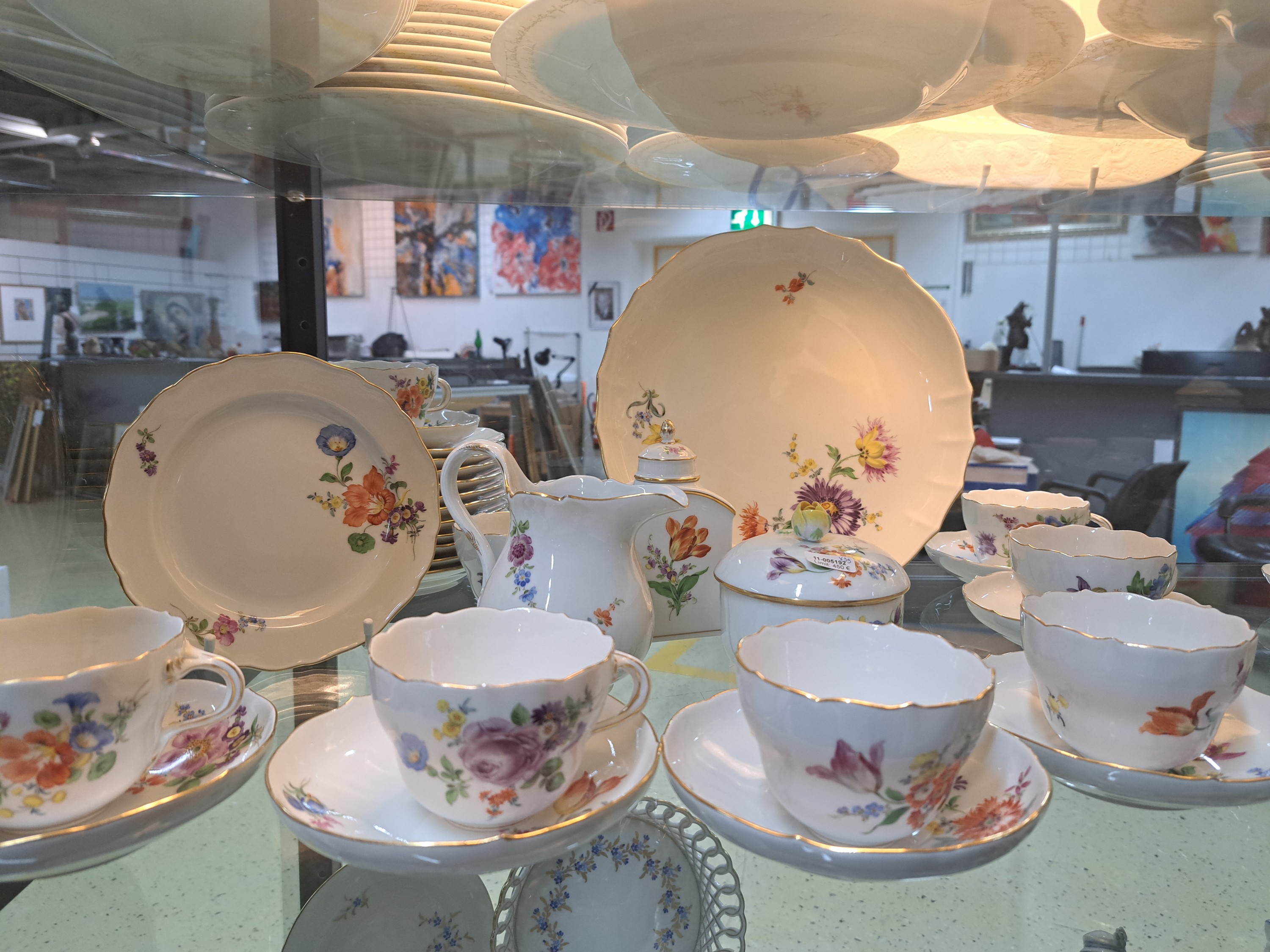 Detail a: Kaffeeservice für 8 Personen, Meissen, 20. Jh., 1. Wahl, Dekor Blume II, Goldränder, 9 Tassen, 8 Untertassen, 12 Kuchenteller 18cm, Zuckerdose, ...