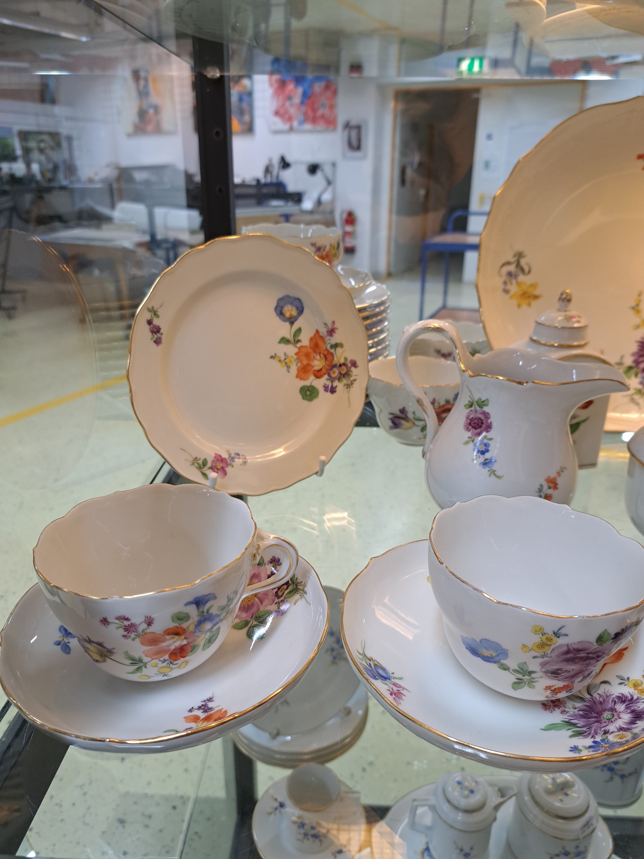 Detail b: Kaffeeservice für 8 Personen, Meissen, 20. Jh., 1. Wahl, Dekor Blume II, Goldränder, 9 Tassen, 8 Untertassen, 12 Kuchenteller 18cm, Zuckerdose, ...