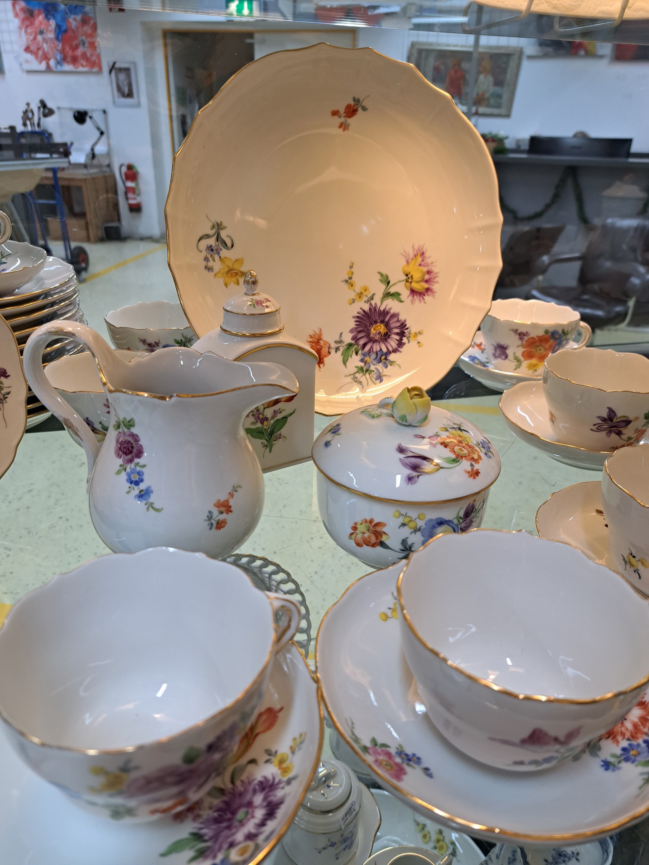 Detail c: Kaffeeservice für 8 Personen, Meissen, 20. Jh., 1. Wahl, Dekor Blume II, Goldränder, 9 Tassen, 8 Untertassen, 12 Kuchenteller 18cm, Zuckerdose, ...