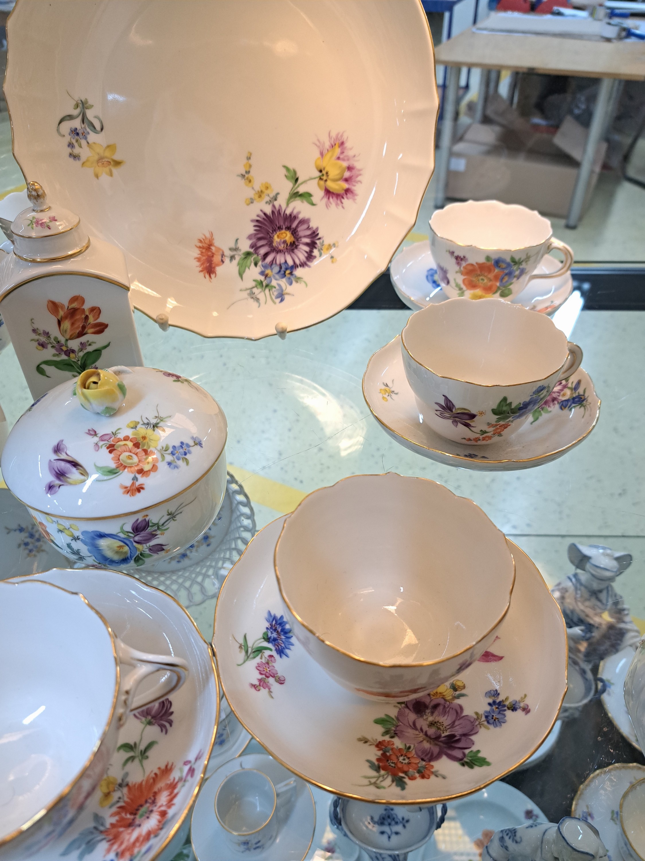 Detail d: Kaffeeservice für 8 Personen, Meissen, 20. Jh., 1. Wahl, Dekor Blume II, Goldränder, 9 Tassen, 8 Untertassen, 12 Kuchenteller 18cm, Zuckerdose, ...