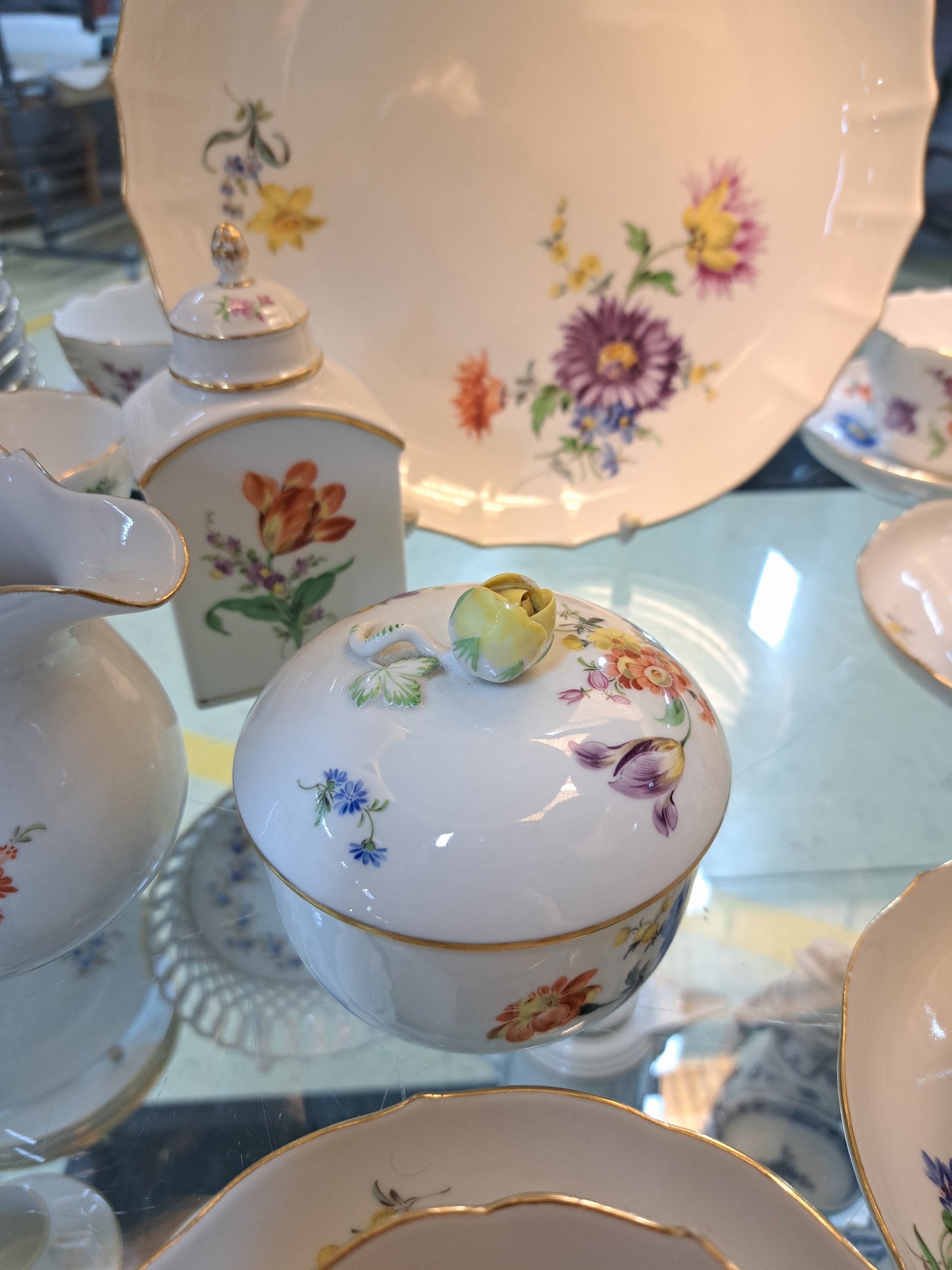 Detail e: Kaffeeservice für 8 Personen, Meissen, 20. Jh., 1. Wahl, Dekor Blume II, Goldränder, 9 Tassen, 8 Untertassen, 12 Kuchenteller 18cm, Zuckerdose, ...