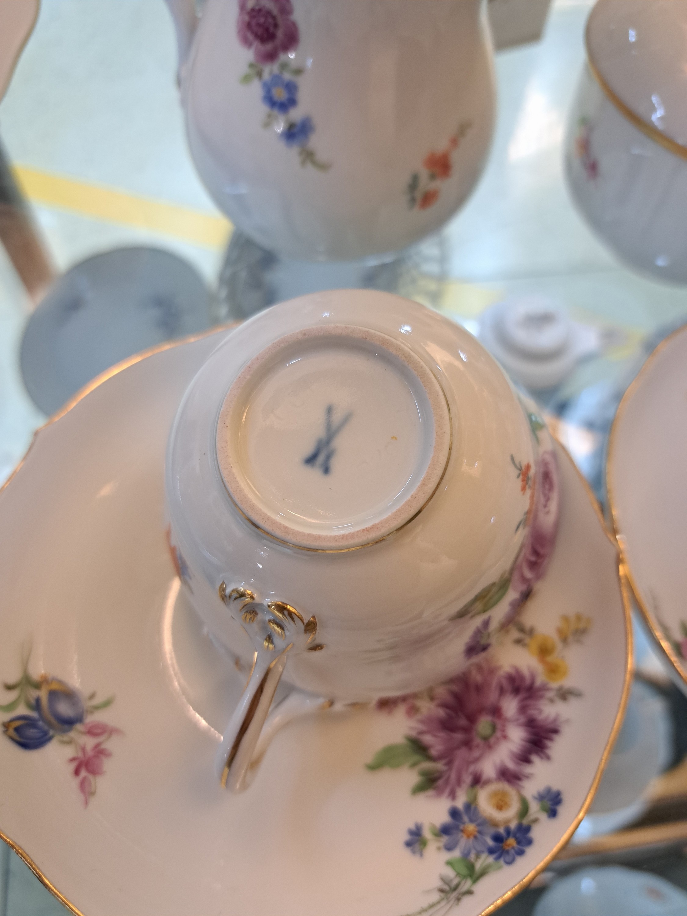 Detail f: Kaffeeservice für 8 Personen, Meissen, 20. Jh., 1. Wahl, Dekor Blume II, Goldränder, 9 Tassen, 8 Untertassen, 12 Kuchenteller 18cm, Zuckerdose, ...