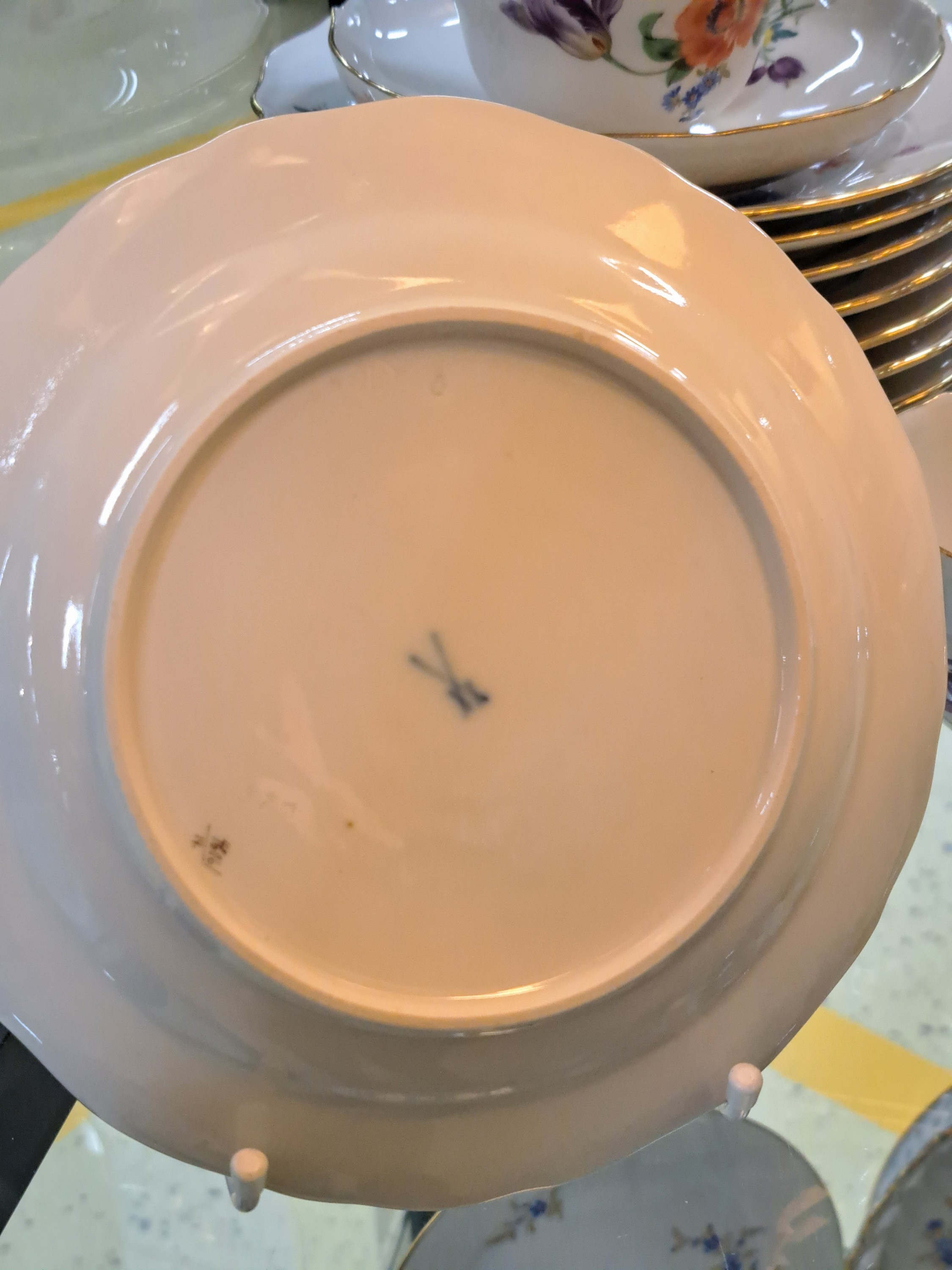 Detail g: Kaffeeservice für 8 Personen, Meissen, 20. Jh., 1. Wahl, Dekor Blume II, Goldränder, 9 Tassen, 8 Untertassen, 12 Kuchenteller 18cm, Zuckerdose, ...