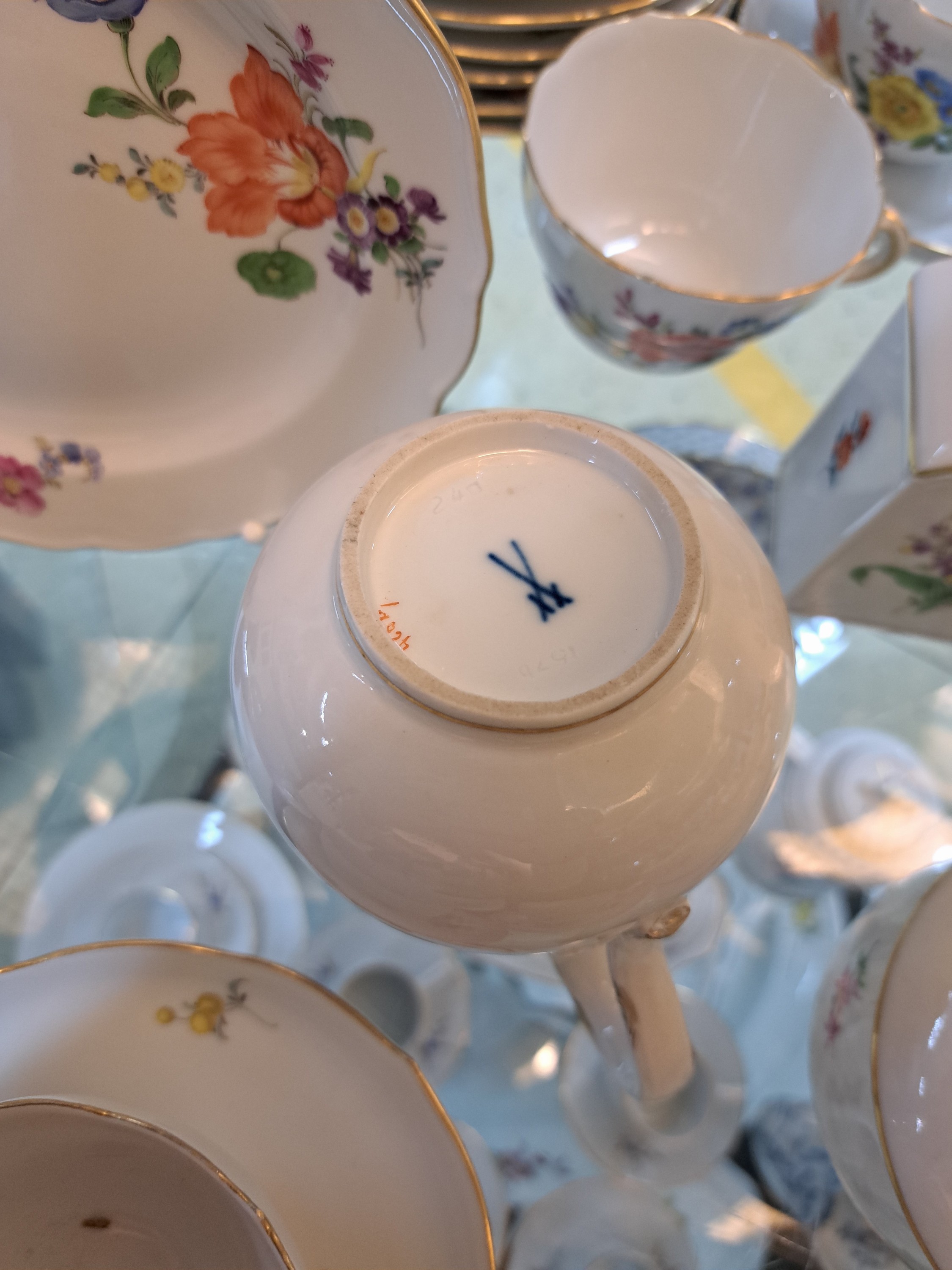 Detail h: Kaffeeservice für 8 Personen, Meissen, 20. Jh., 1. Wahl, Dekor Blume II, Goldränder, 9 Tassen, 8 Untertassen, 12 Kuchenteller 18cm, Zuckerdose, ...