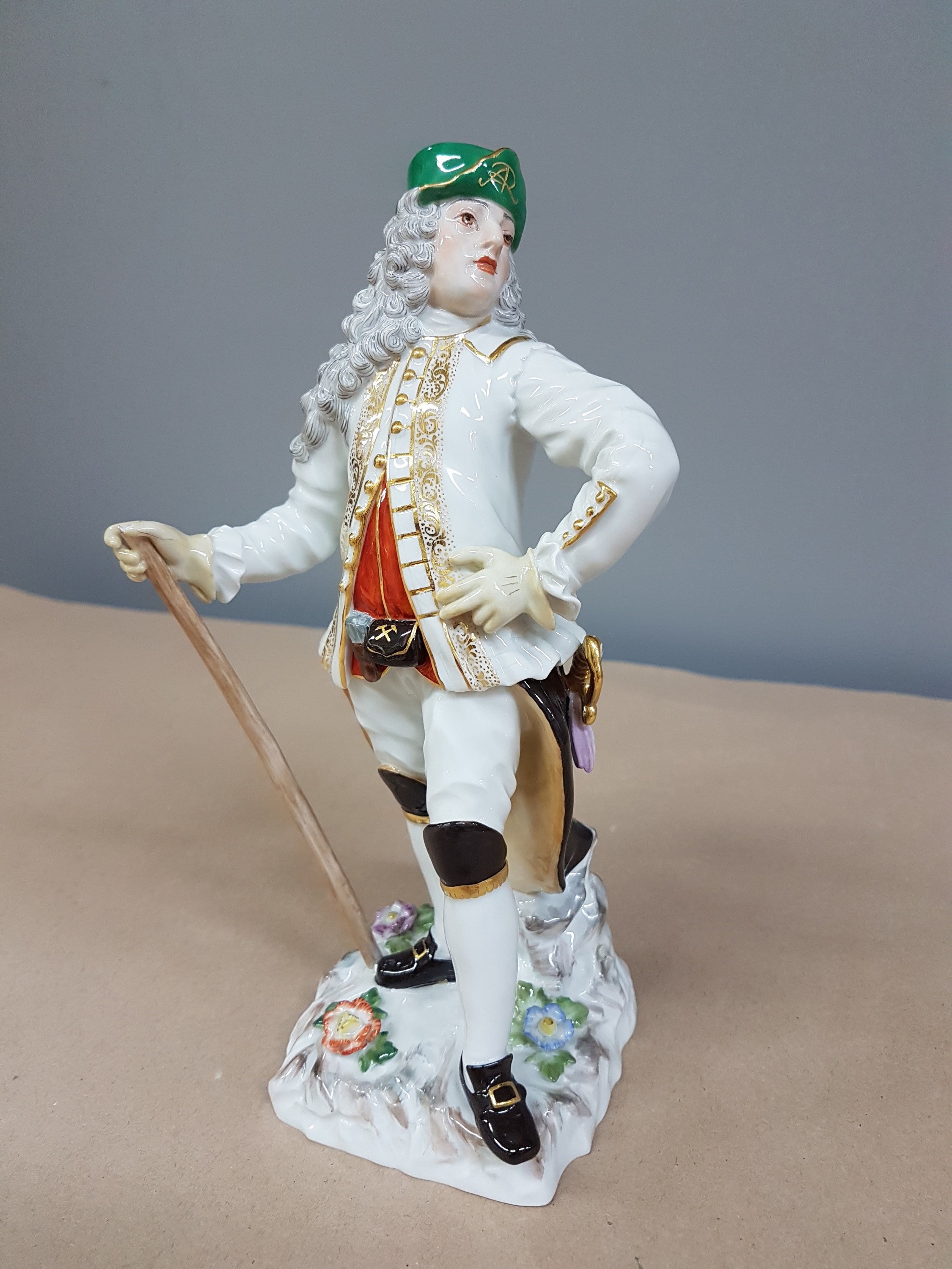 Detail a: Berghauptmann, Meissen, 20.Jh., Porzellan, farbig und goldstaffiert, Entw. J.J. Kaendler, Spitze der Hacke fehlt, H. 21 cm