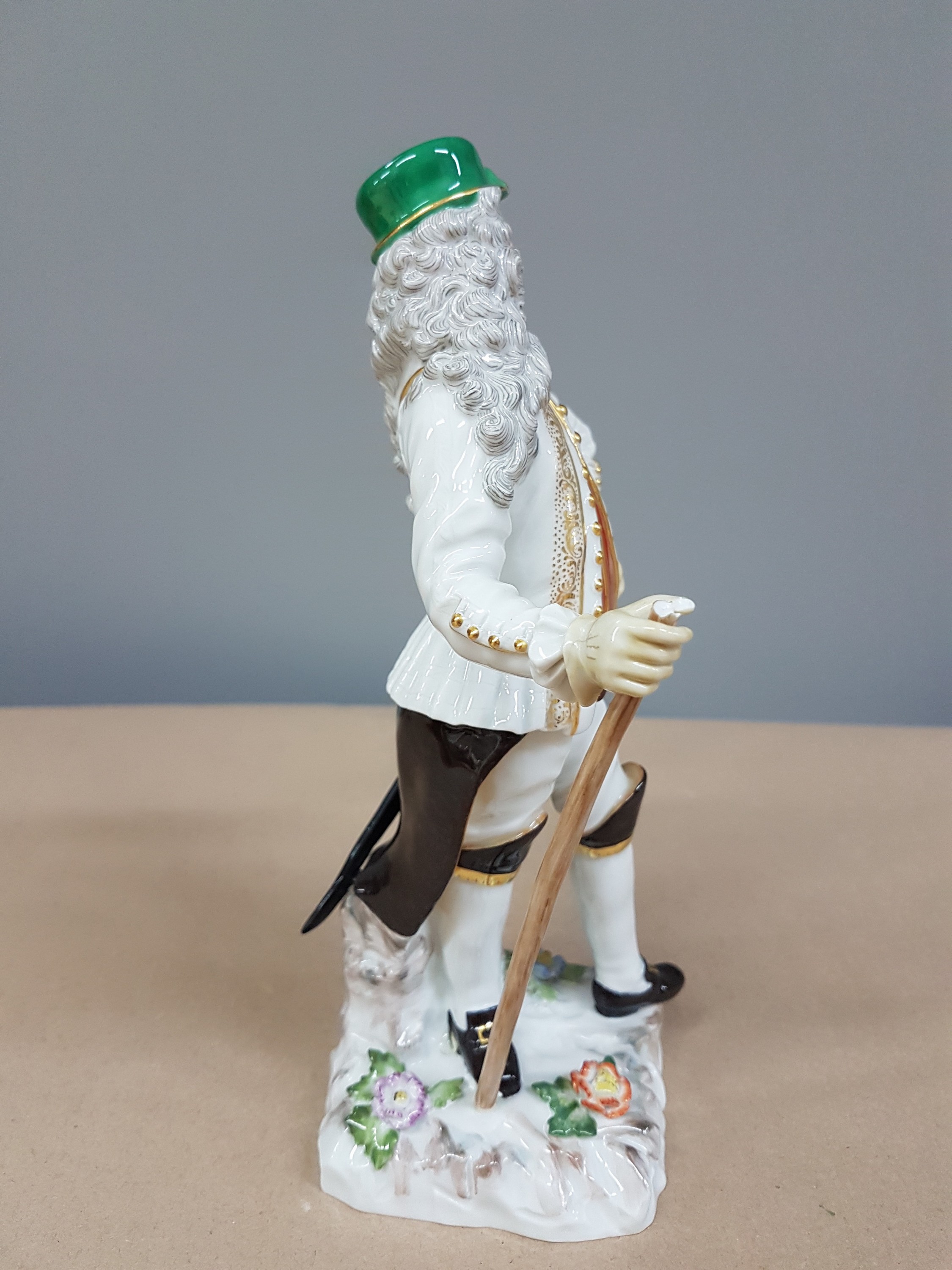 Detail b: Berghauptmann, Meissen, 20.Jh., Porzellan, farbig und goldstaffiert, Entw. J.J. Kaendler, Spitze der Hacke fehlt, H. 21 cm
