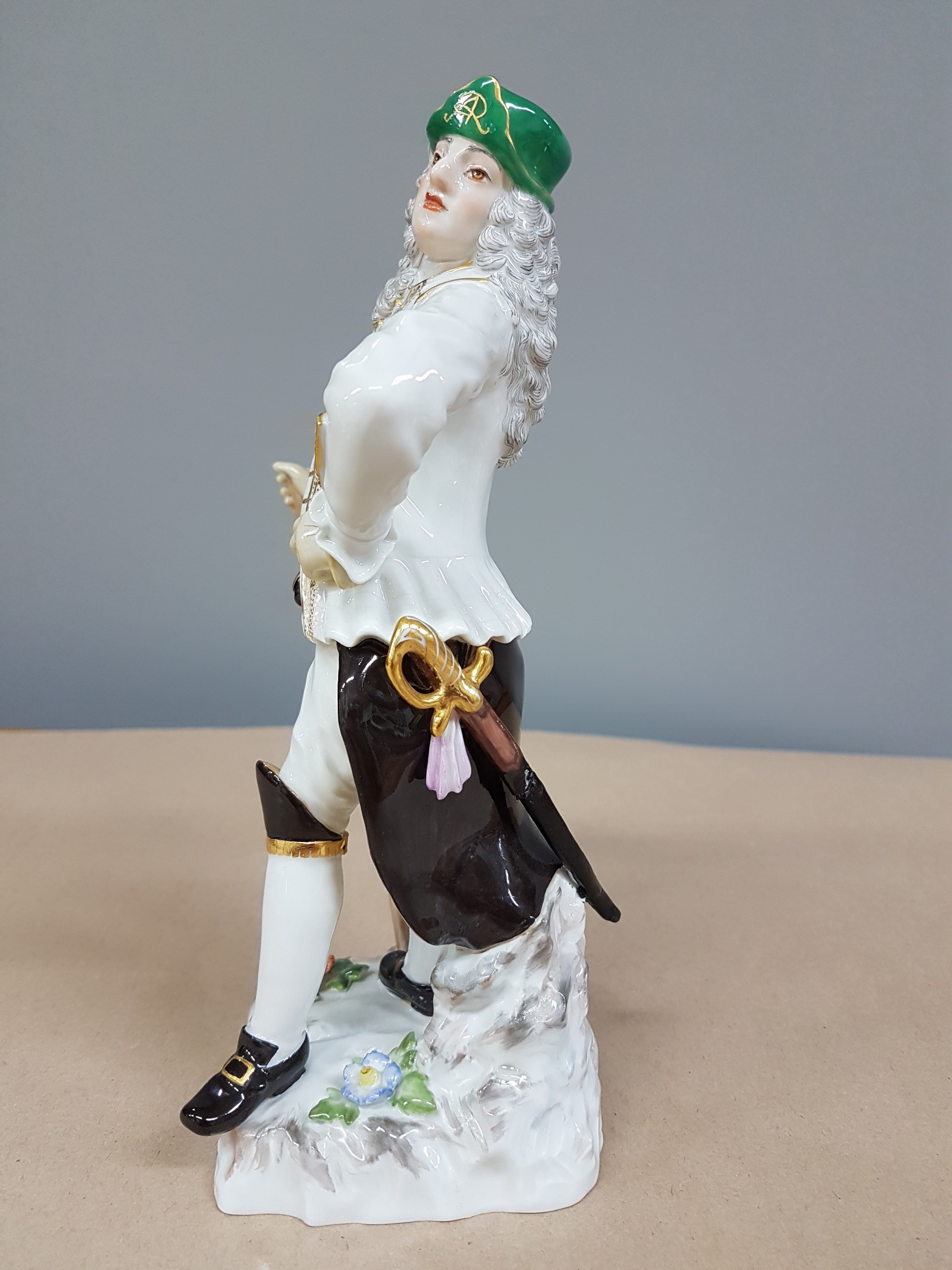Detail e: Berghauptmann, Meissen, 20.Jh., Porzellan, farbig und goldstaffiert, Entw. J.J. Kaendler, Spitze der Hacke fehlt, H. 21 cm