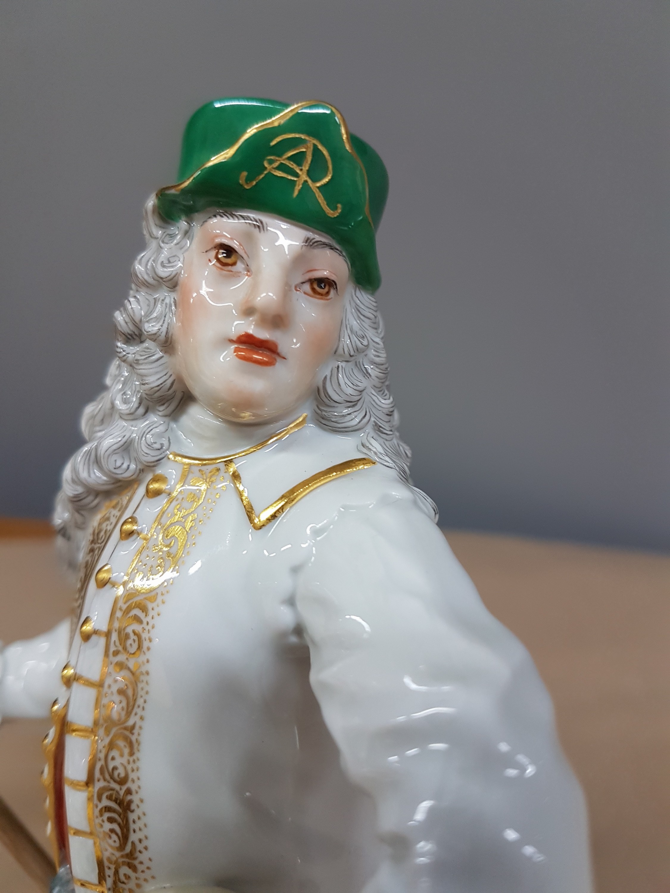 Detail f: Berghauptmann, Meissen, 20.Jh., Porzellan, farbig und goldstaffiert, Entw. J.J. Kaendler, Spitze der Hacke fehlt, H. 21 cm