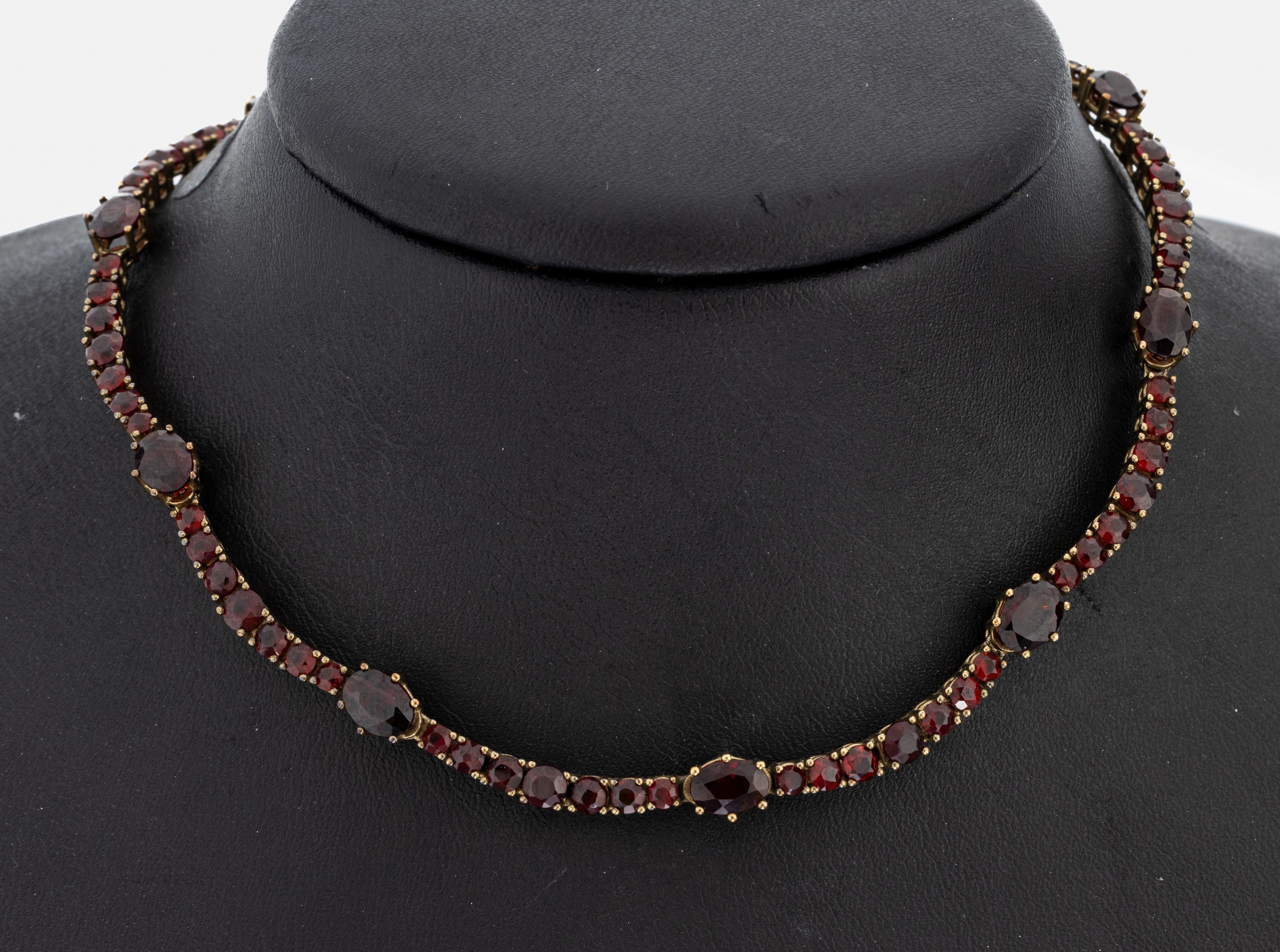 Image 27010244 - 8 kt Gold Granat-Collier, GG 333/000, längliche geschwungene Glieder, rund- und ...