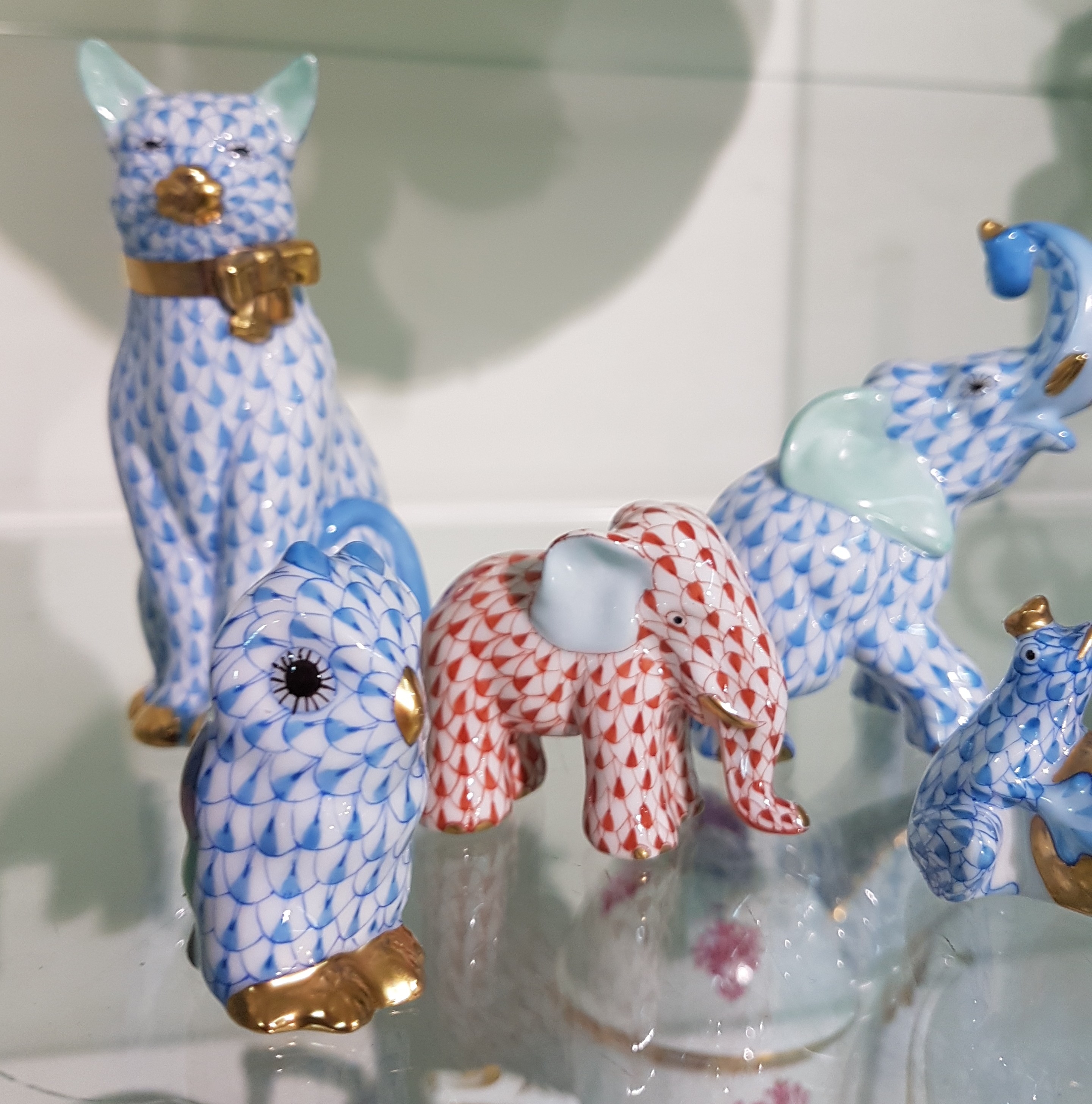 Detail c: 8 Porzellanfiguren, Herend Ungarn, 20. Jh., versch. Tierfiguren, davon sechs mit blauem Fischnetzdekor, eines mit rotem und eines mit schwarzem, ...