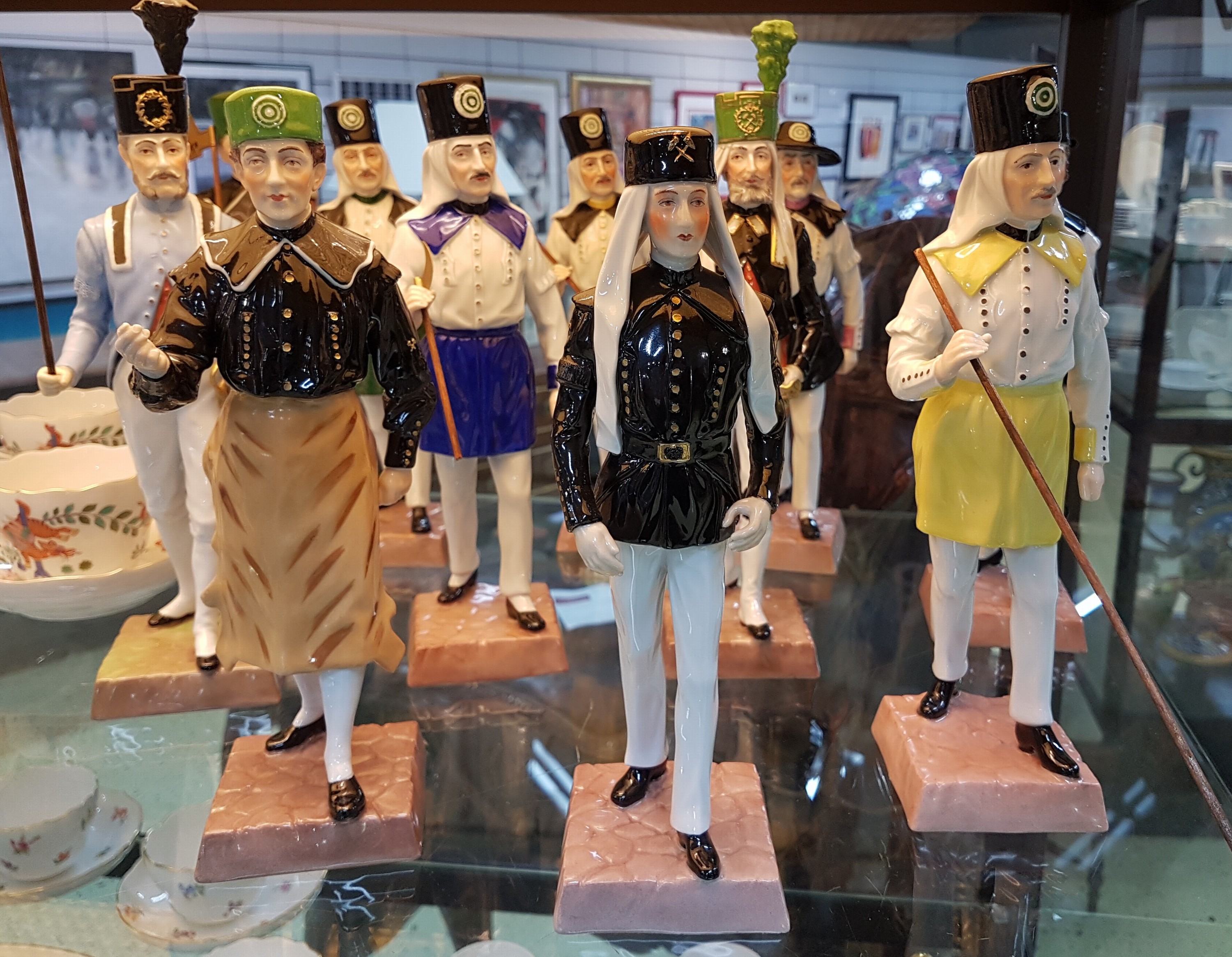 Detail a: 11 Porzellanfiguren der sog. "Hüttenparade", Potschappel, Dresden, Porzellan, farbig staffiert, Darstellung 11 verschiedener Gattungen von ...