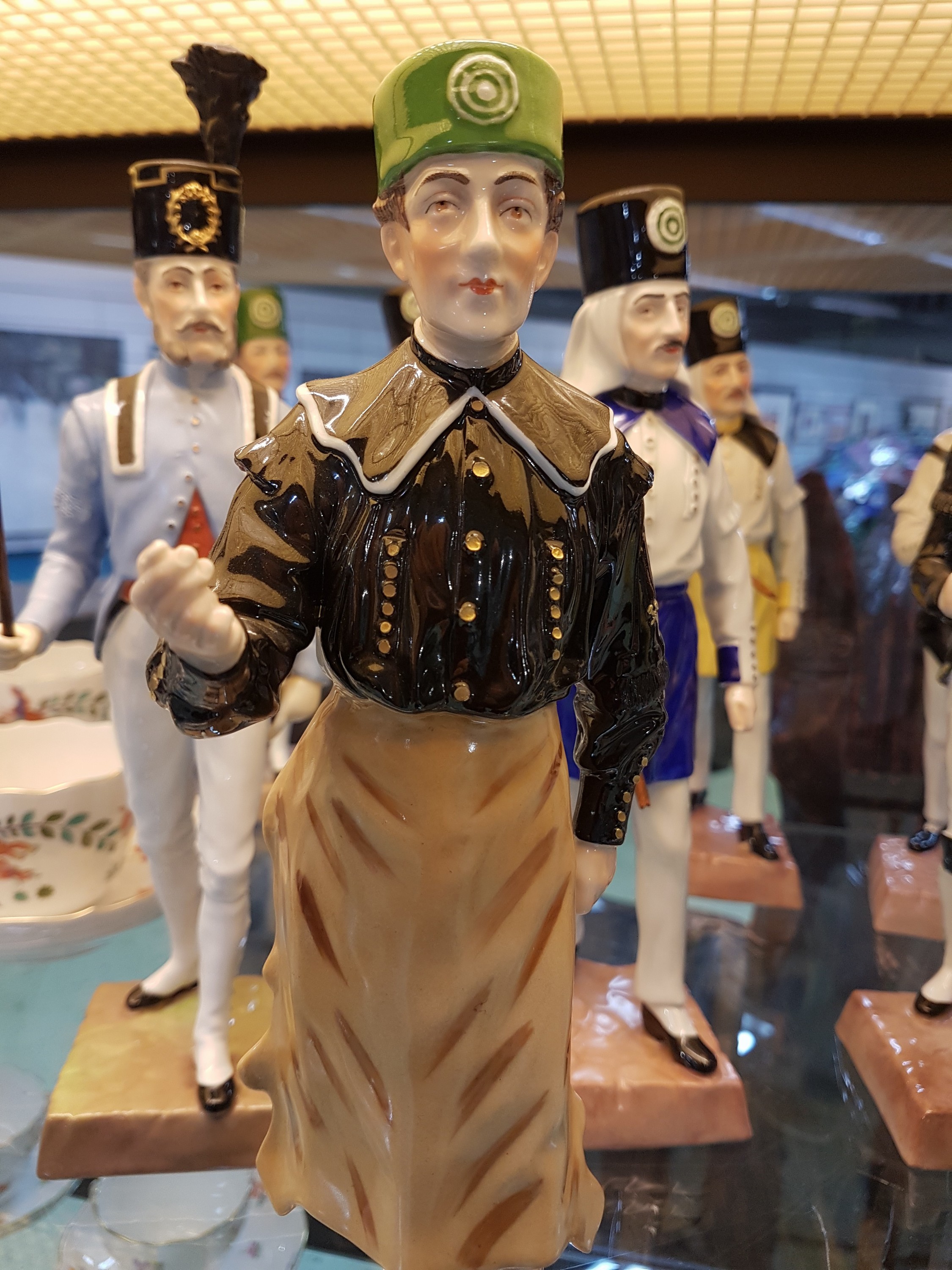 Detail b: 11 Porzellanfiguren der sog. "Hüttenparade", Potschappel, Dresden, Porzellan, farbig staffiert, Darstellung 11 verschiedener Gattungen von ...