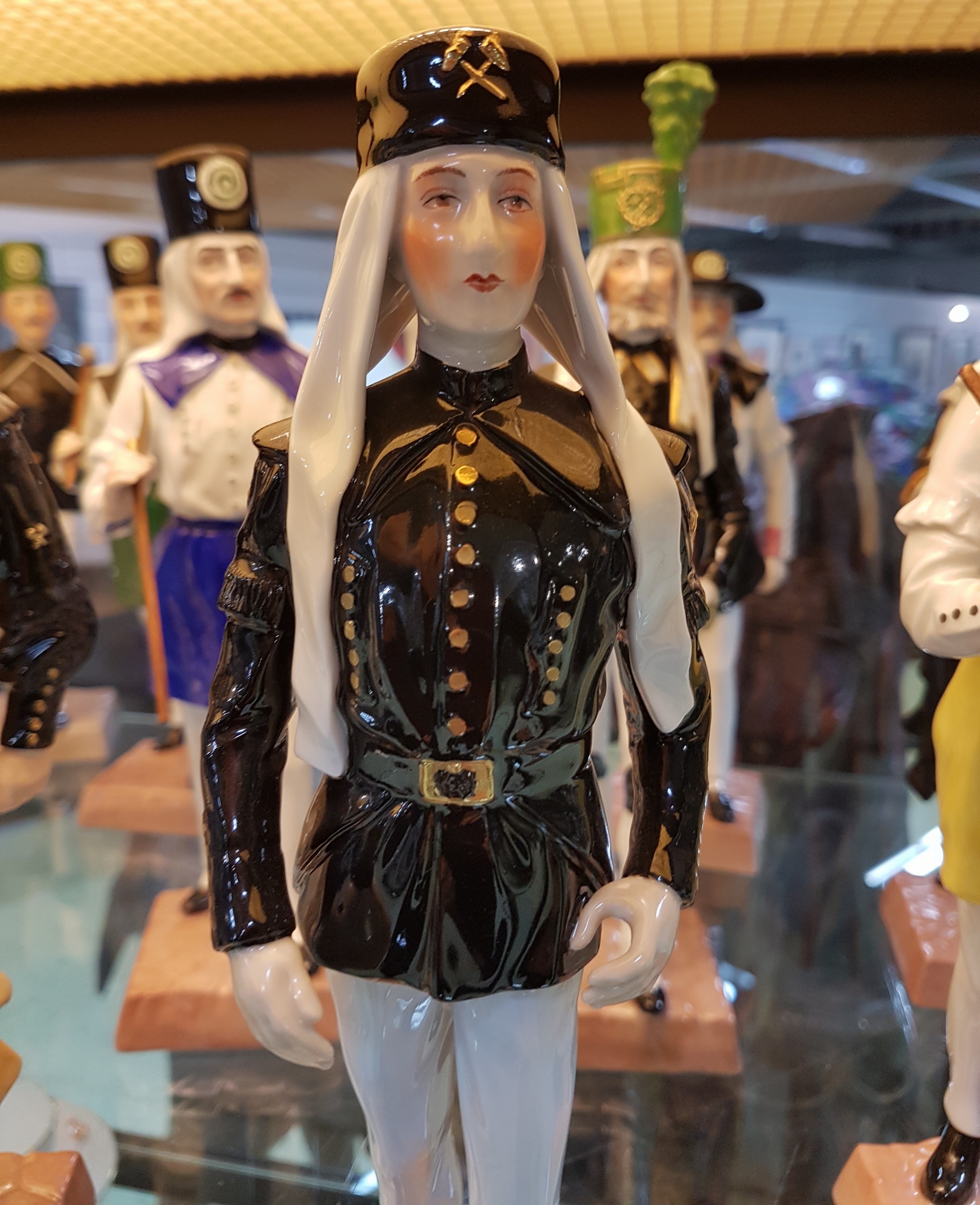 Detail c: 11 Porzellanfiguren der sog. "Hüttenparade", Potschappel, Dresden, Porzellan, farbig staffiert, Darstellung 11 verschiedener Gattungen von ...