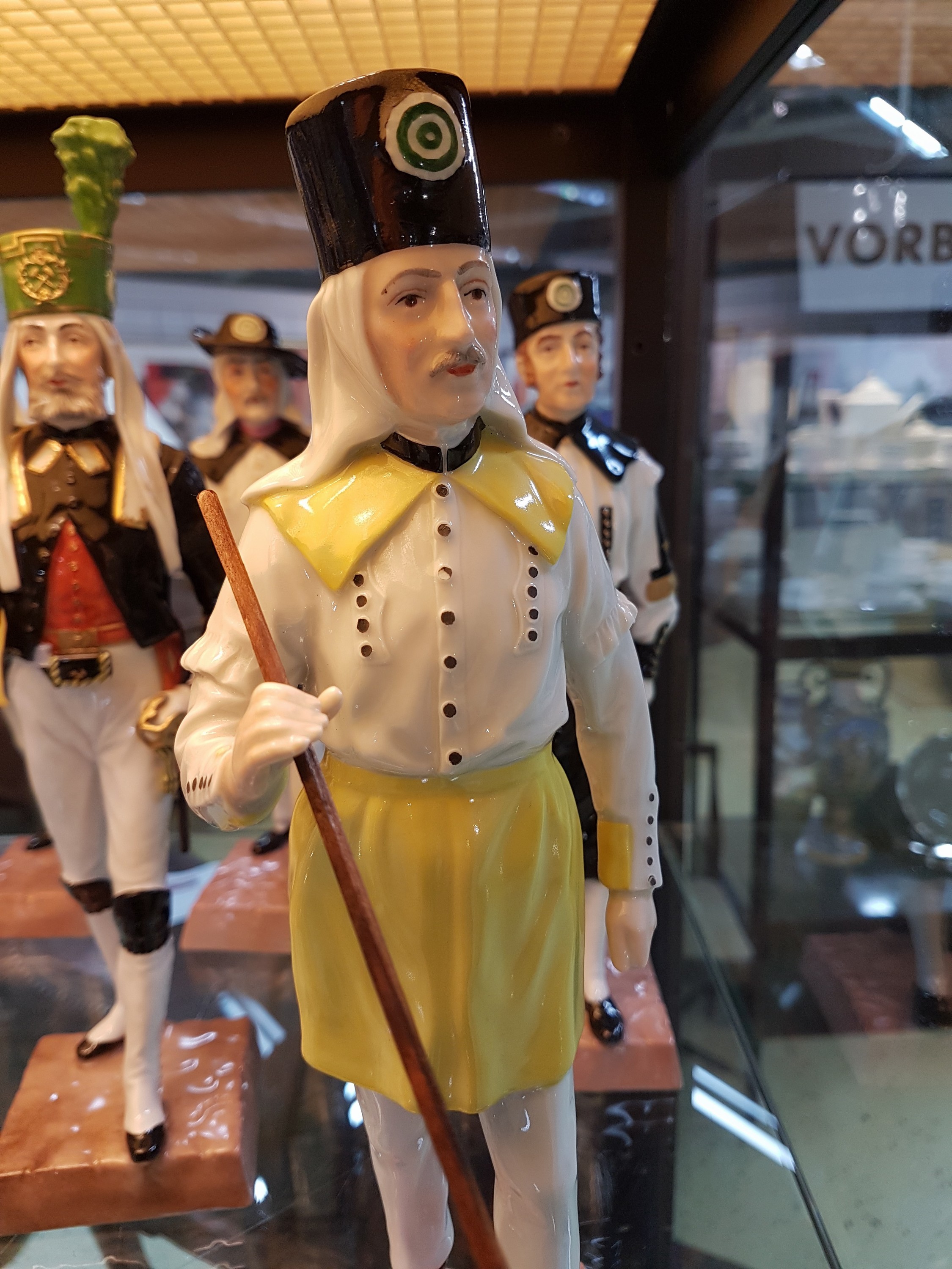 Detail d: 11 Porzellanfiguren der sog. "Hüttenparade", Potschappel, Dresden, Porzellan, farbig staffiert, Darstellung 11 verschiedener Gattungen von ...
