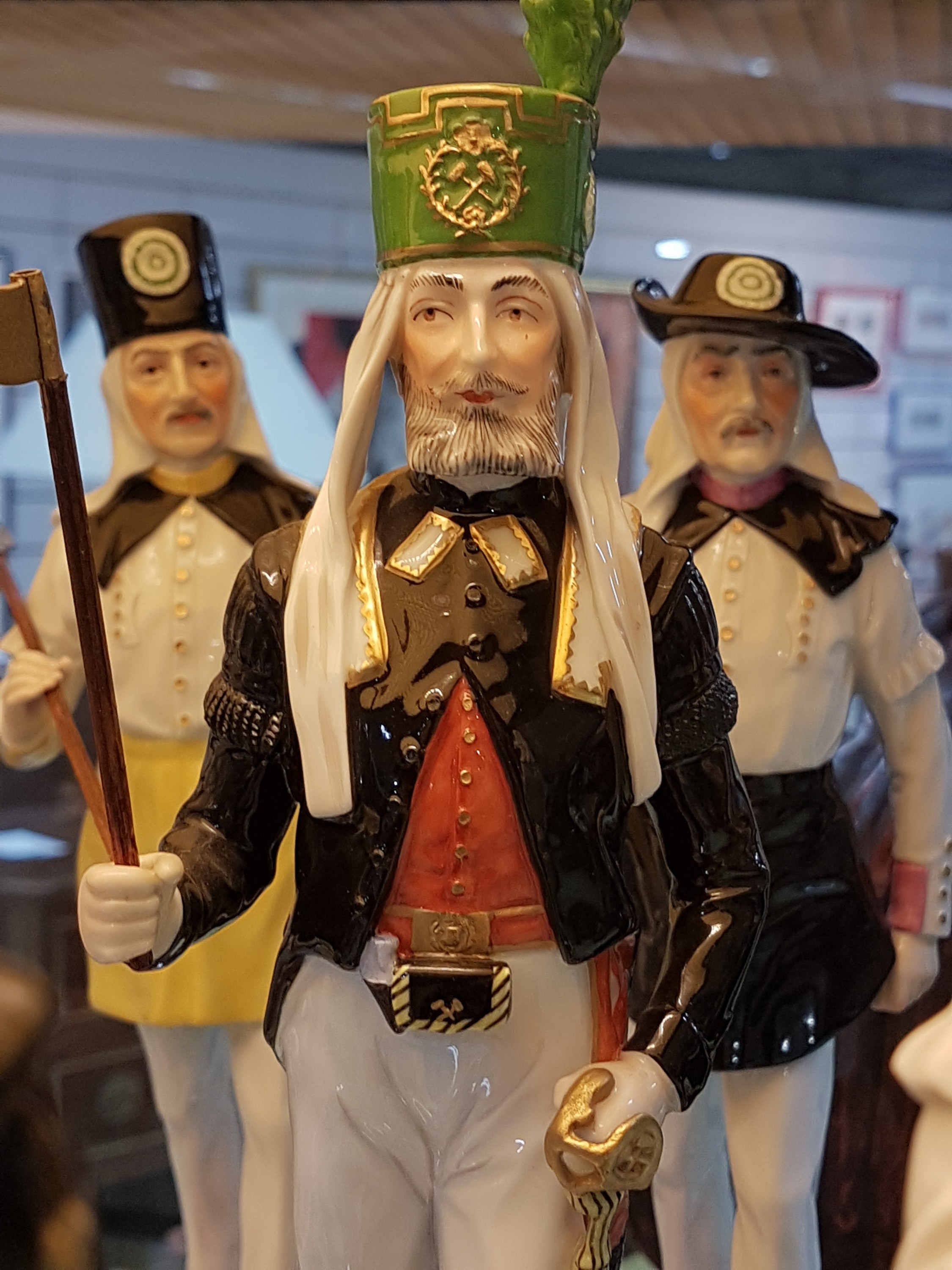 Detail e: 11 Porzellanfiguren der sog. "Hüttenparade", Potschappel, Dresden, Porzellan, farbig staffiert, Darstellung 11 verschiedener Gattungen von ...