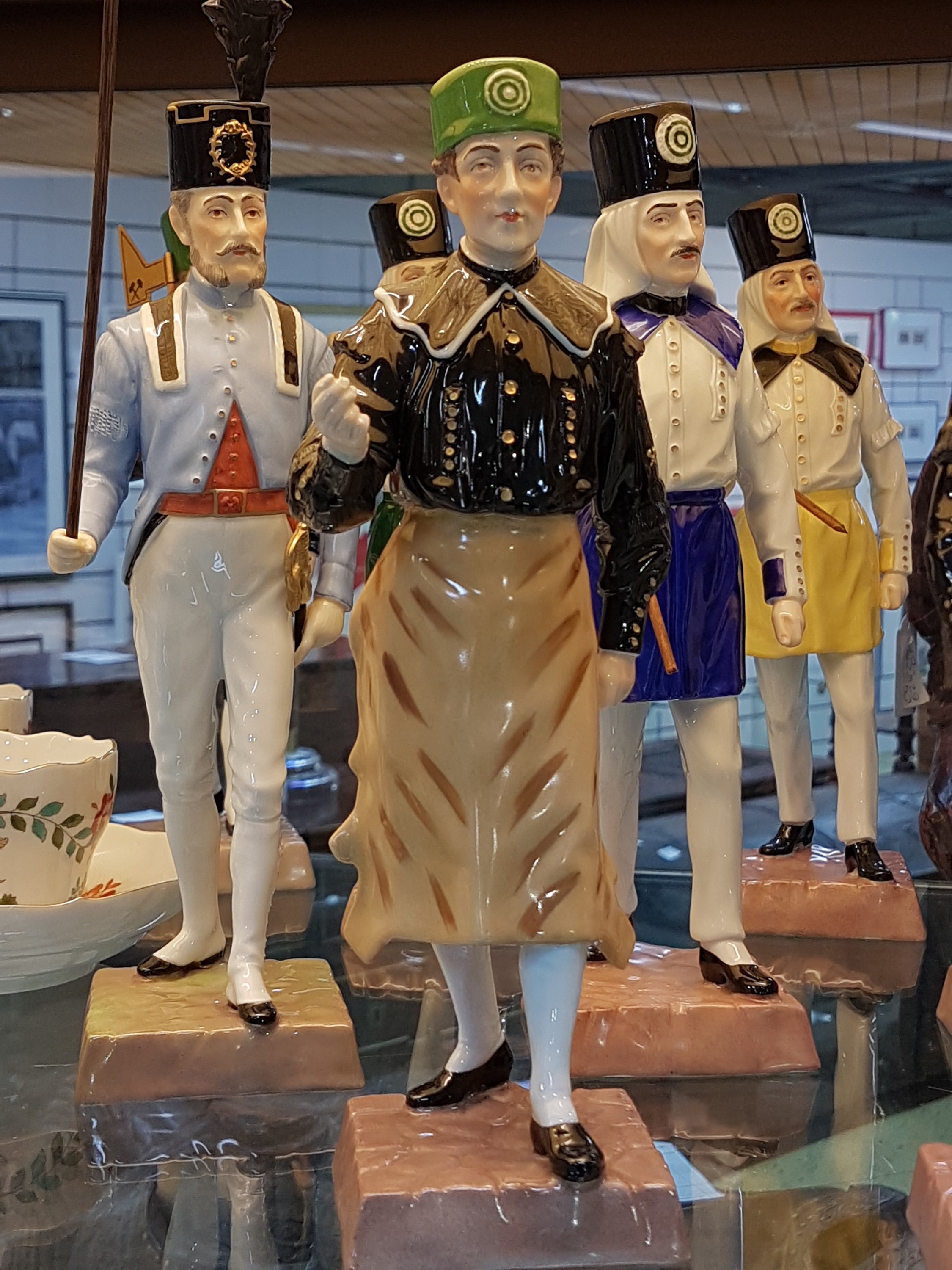 Detail h: 11 Porzellanfiguren der sog. "Hüttenparade", Potschappel, Dresden, Porzellan, farbig staffiert, Darstellung 11 verschiedener Gattungen von ...