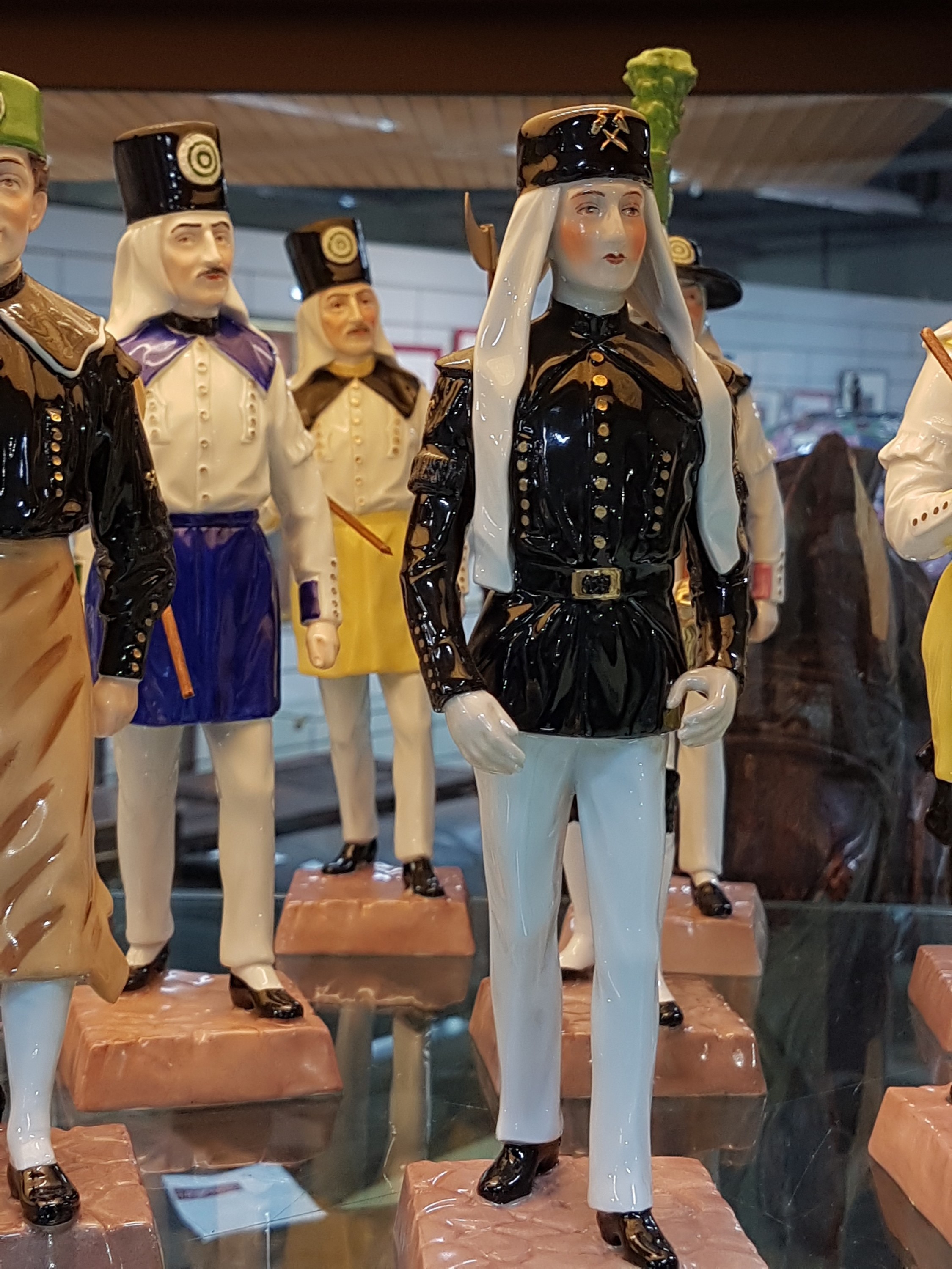 Detail i: 11 Porzellanfiguren der sog. "Hüttenparade", Potschappel, Dresden, Porzellan, farbig staffiert, Darstellung 11 verschiedener Gattungen von ...