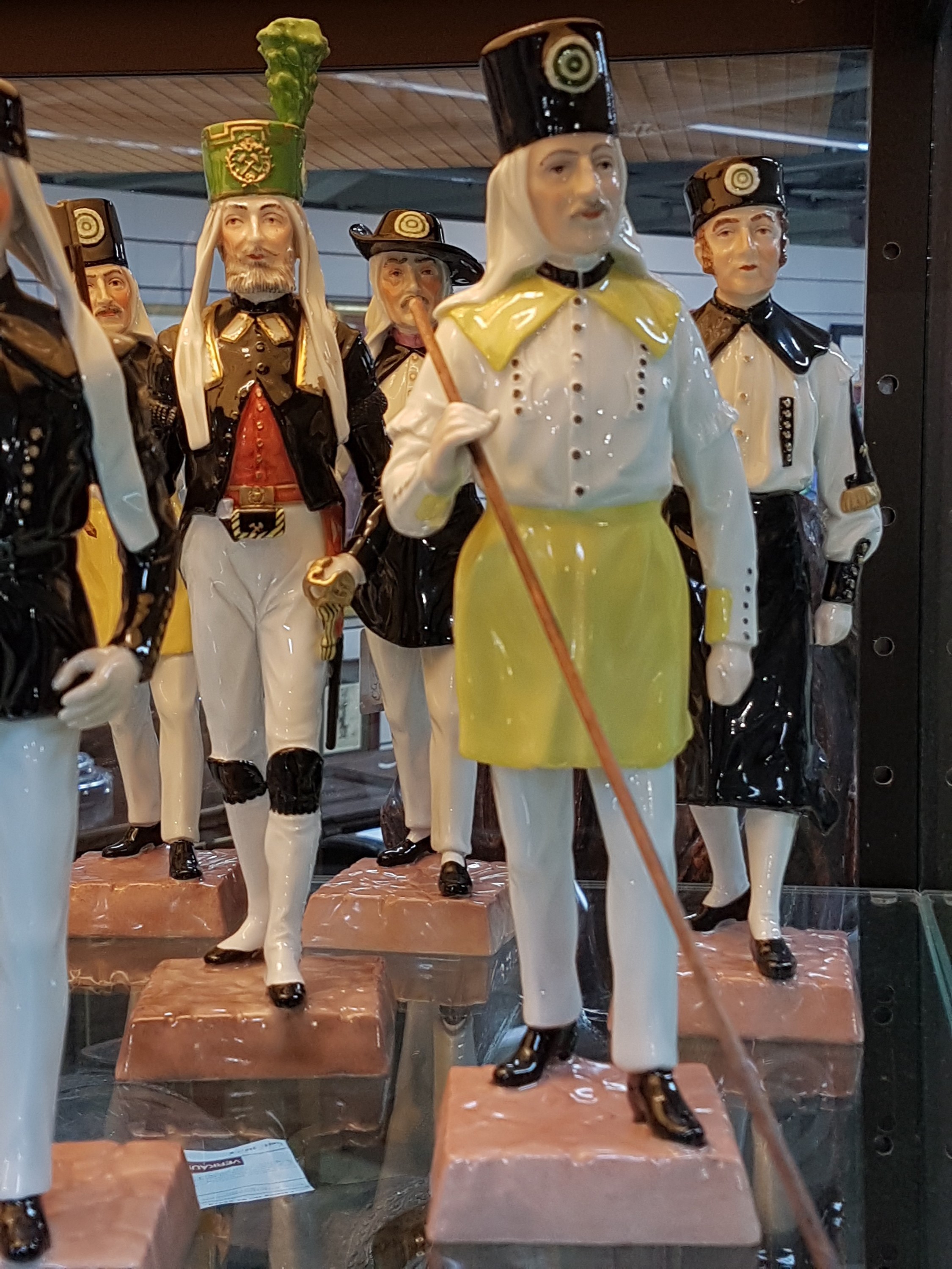 Detail j: 11 Porzellanfiguren der sog. "Hüttenparade", Potschappel, Dresden, Porzellan, farbig staffiert, Darstellung 11 verschiedener Gattungen von ...
