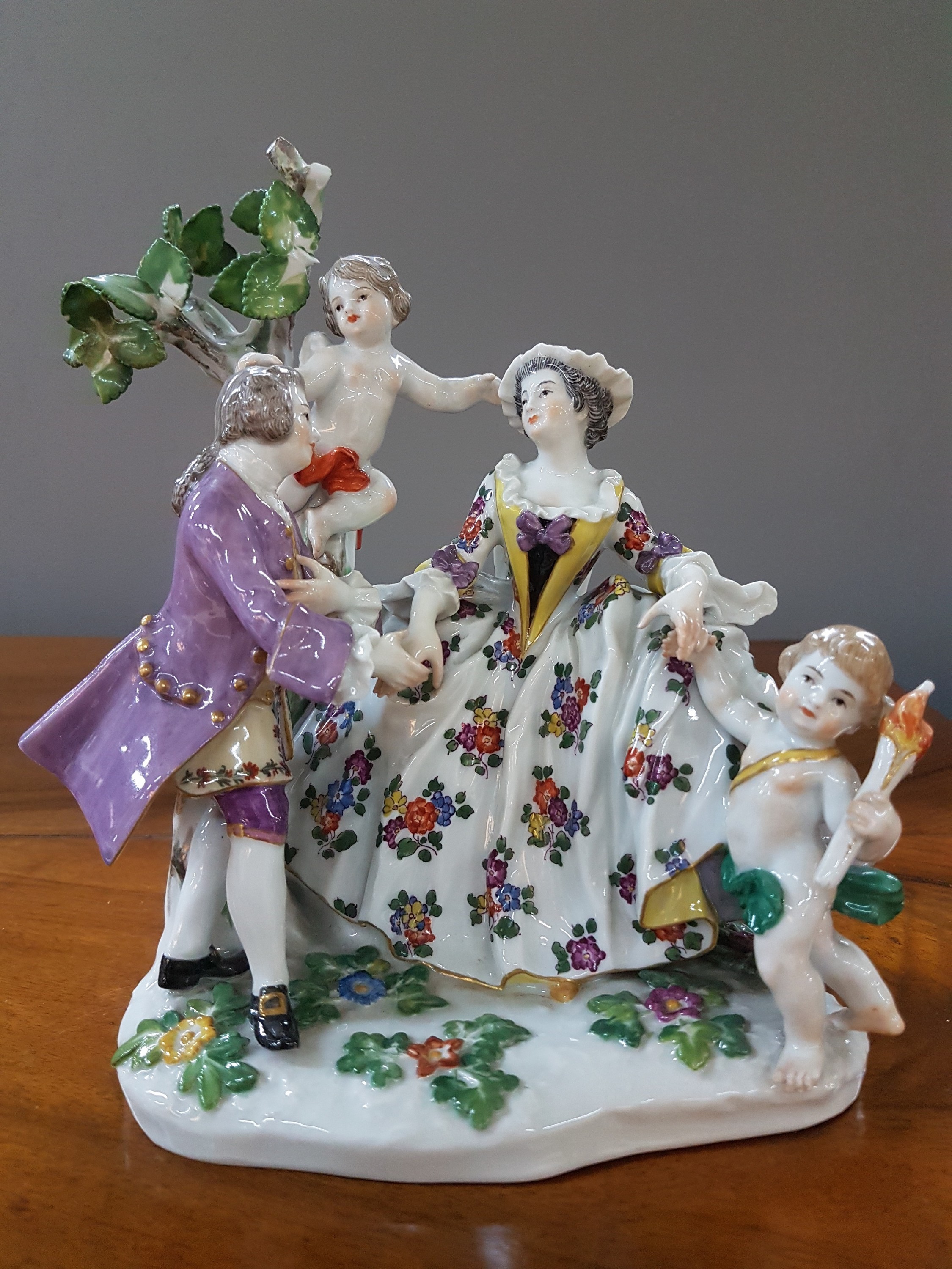 Detail a: Porzellanfigurengruppe, Meissen, um 1900, galante Szenerie mit zwei Putten, bunt bemalt, Blattwerk des Baumes bestoßen und teils fehlend, H. ca. 18cm