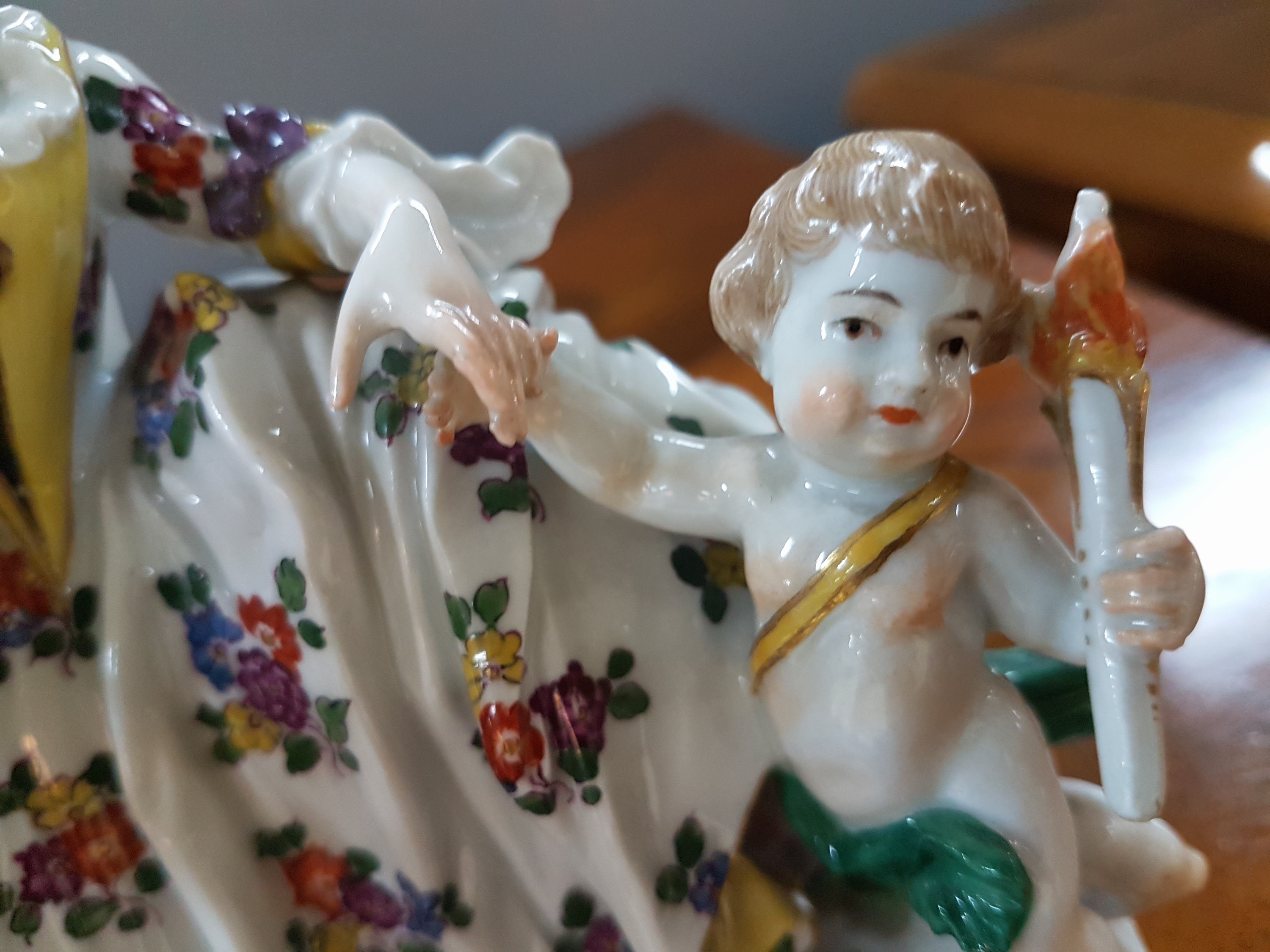 Detail f: Porzellanfigurengruppe, Meissen, um 1900, galante Szenerie mit zwei Putten, bunt bemalt, Blattwerk des Baumes bestoßen und teils fehlend, H. ca. 18cm