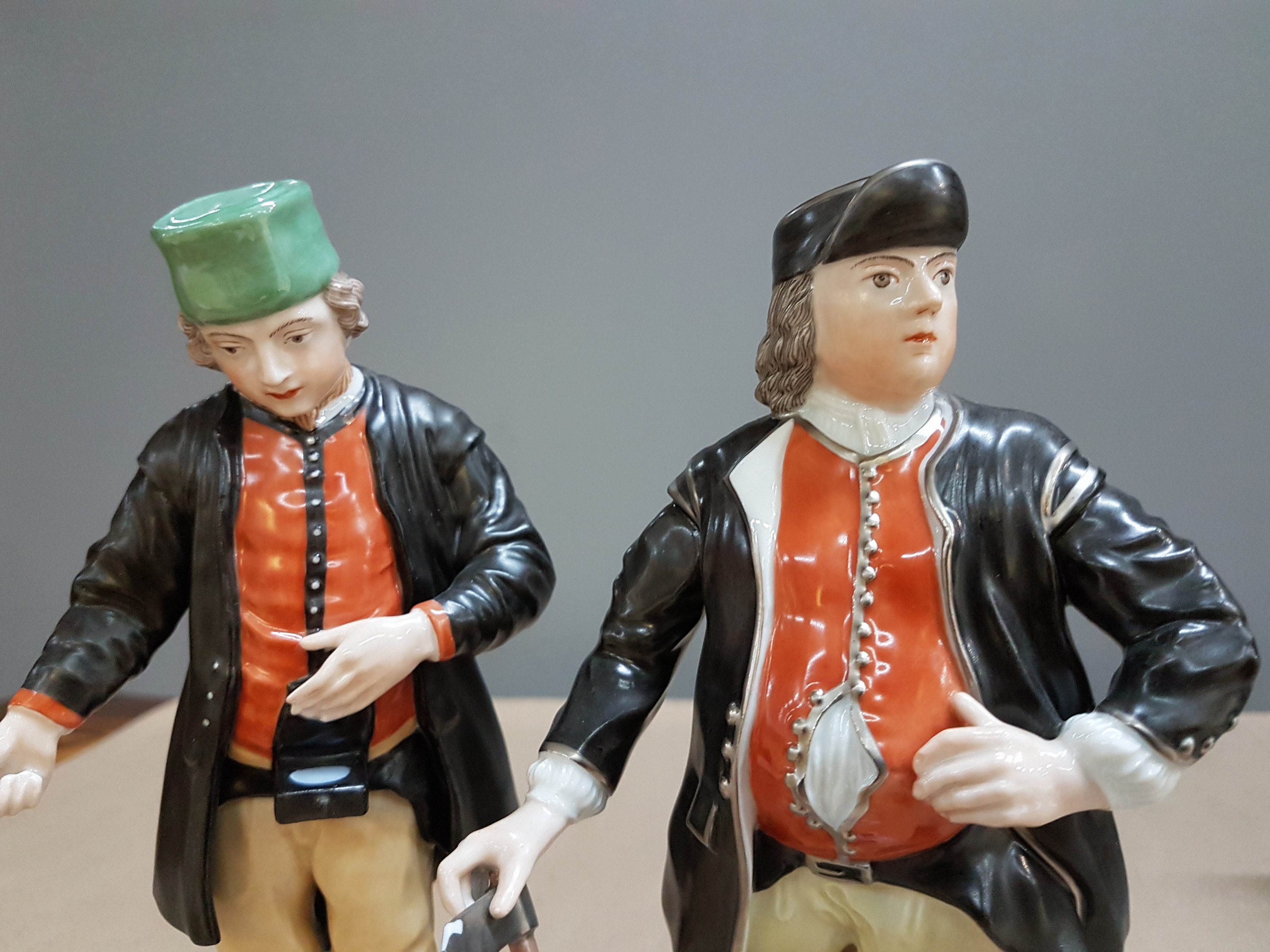 Detail l: 8 Porzellanfiguren von Bergleuten, Fürstenberg, 2.Hälfte 20.Jh., Porzellan, farbig und goldstaffiert, Darstellung der verschiedenen Arbeiten im ...