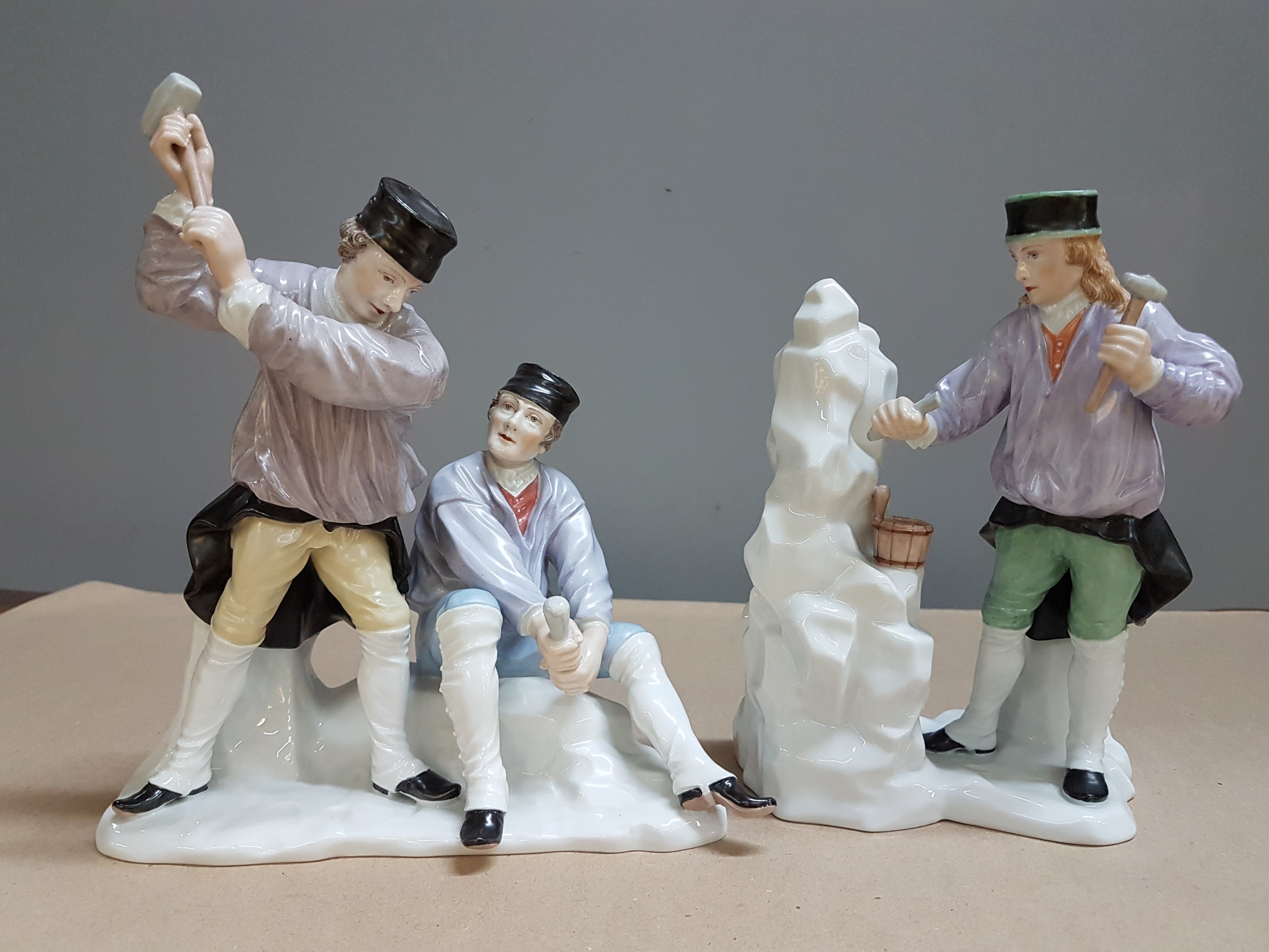Detail n: 8 Porzellanfiguren von Bergleuten, Fürstenberg, 2.Hälfte 20.Jh., Porzellan, farbig und goldstaffiert, Darstellung der verschiedenen Arbeiten im ...