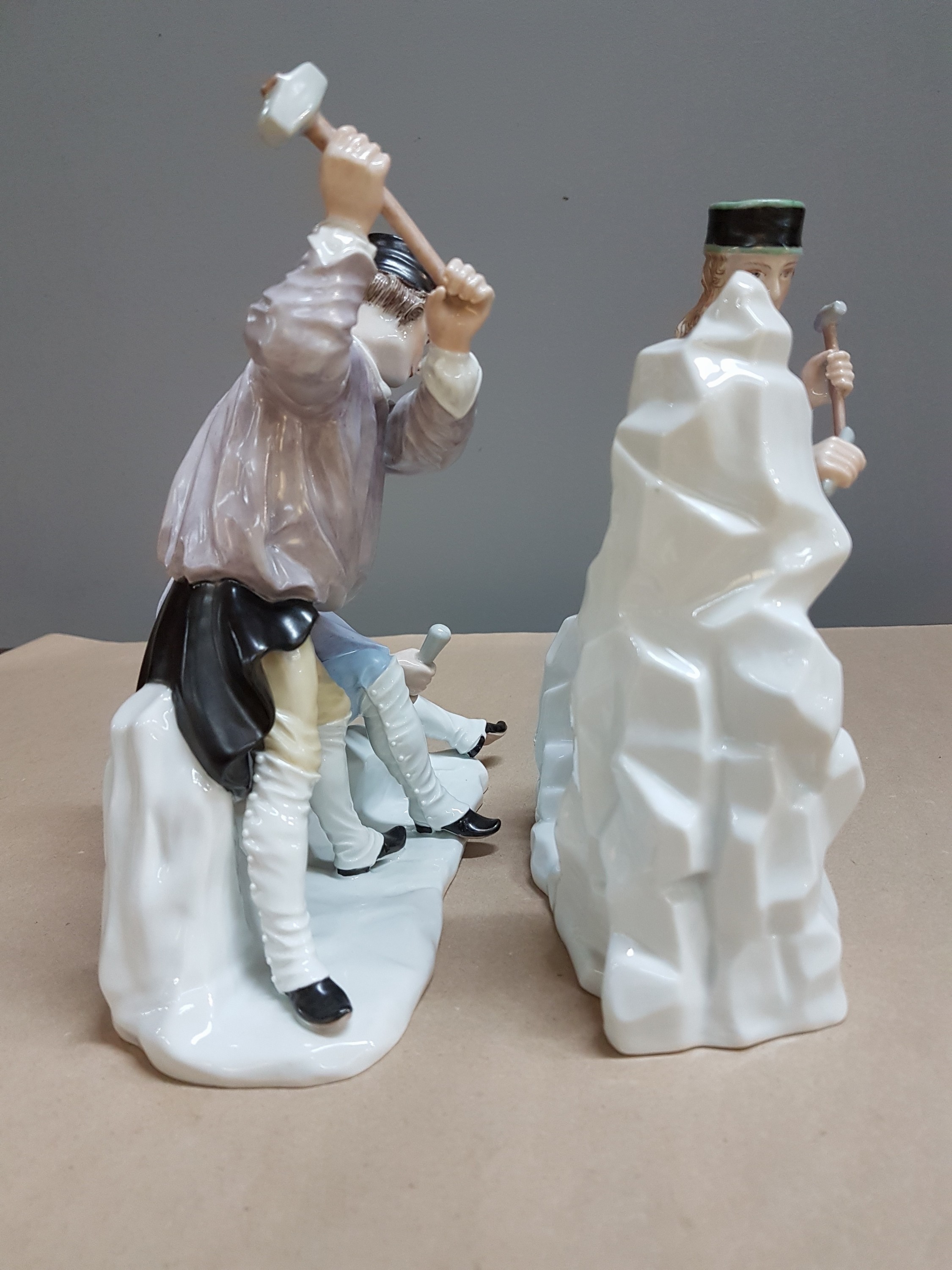 Detail q: 8 Porzellanfiguren von Bergleuten, Fürstenberg, 2.Hälfte 20.Jh., Porzellan, farbig und goldstaffiert, Darstellung der verschiedenen Arbeiten im ...