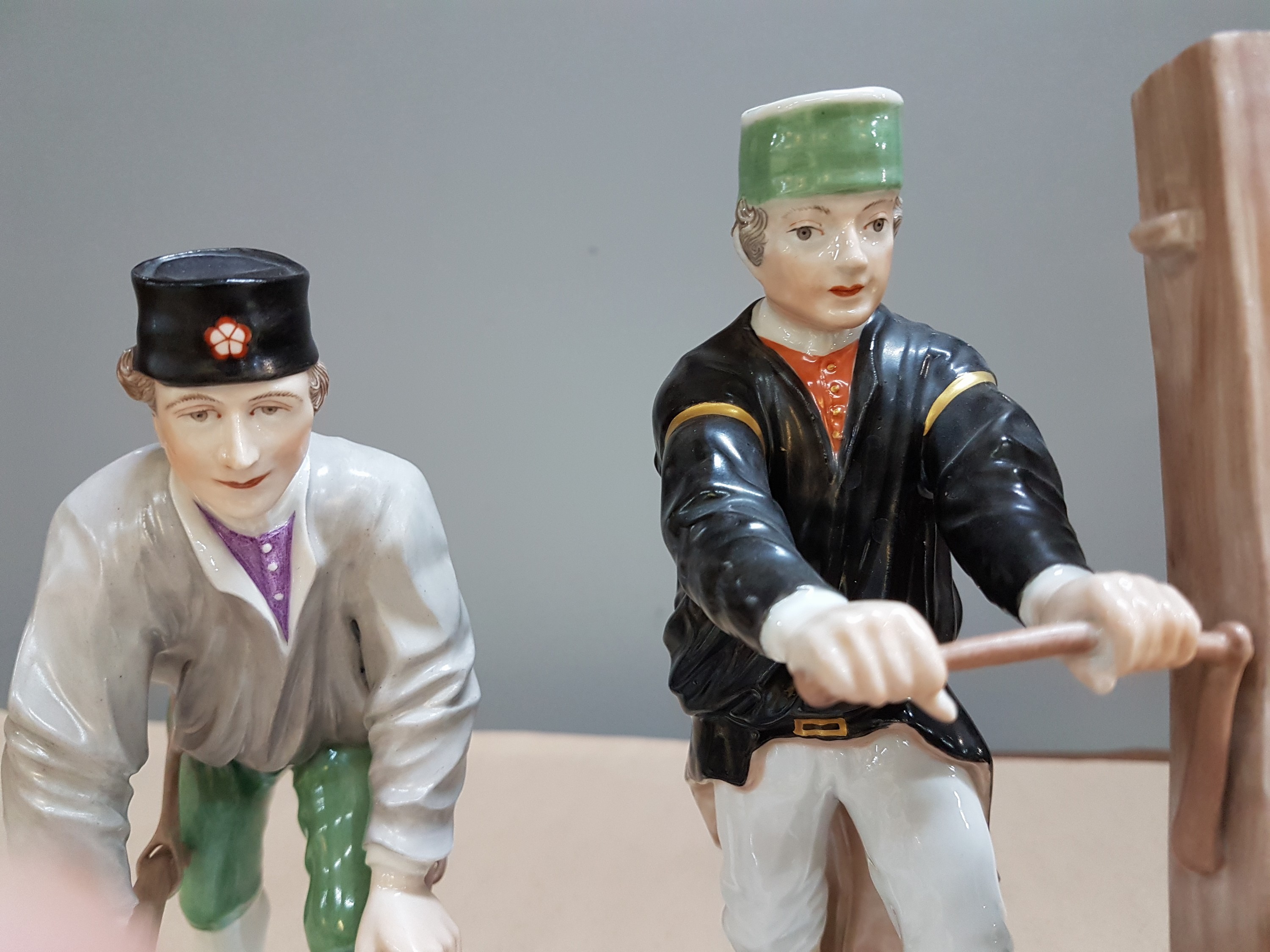 Detail w: 8 Porzellanfiguren von Bergleuten, Fürstenberg, 2.Hälfte 20.Jh., Porzellan, farbig und goldstaffiert, Darstellung der verschiedenen Arbeiten im ...