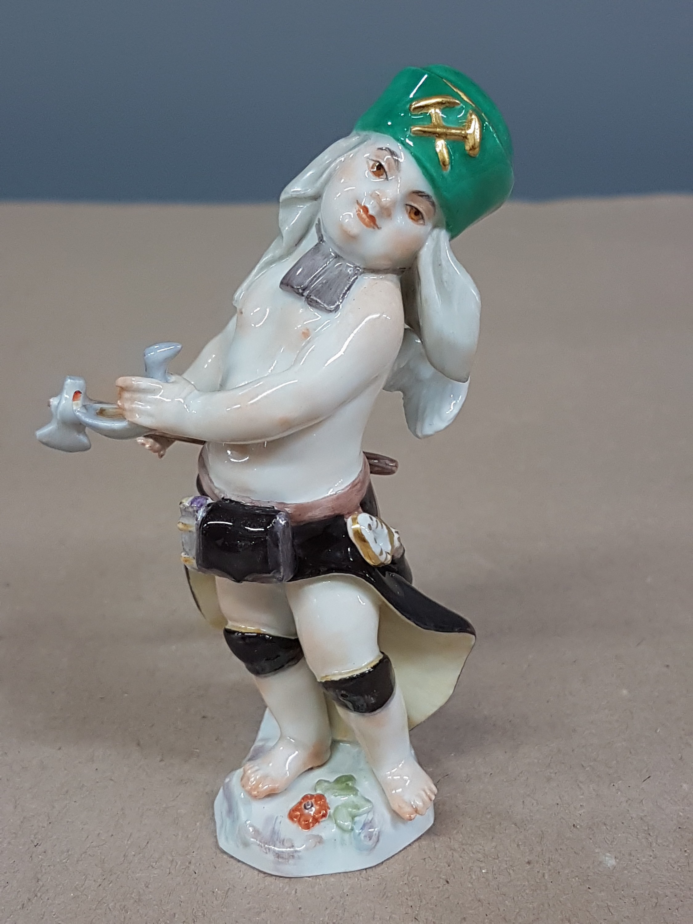 Detail a: Porzellanfigur Putto als Bergarbeiter, Meissen, 20.Jh., Porzellan, farbig und goldstaffiert, Nr. 60124, H. 9 cm
