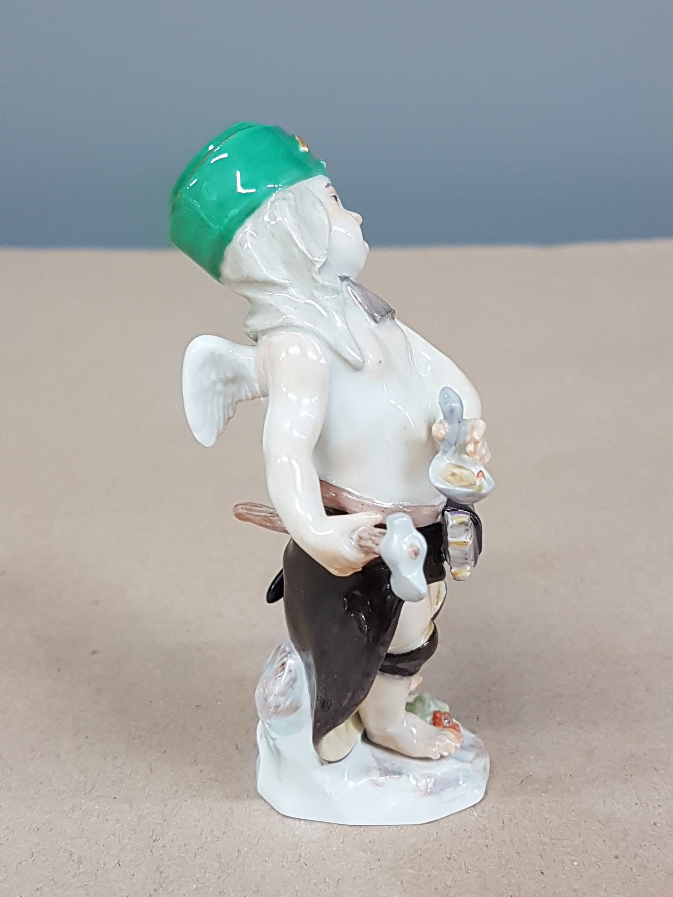 Detail b: Porzellanfigur Putto als Bergarbeiter, Meissen, 20.Jh., Porzellan, farbig und goldstaffiert, Nr. 60124, H. 9 cm