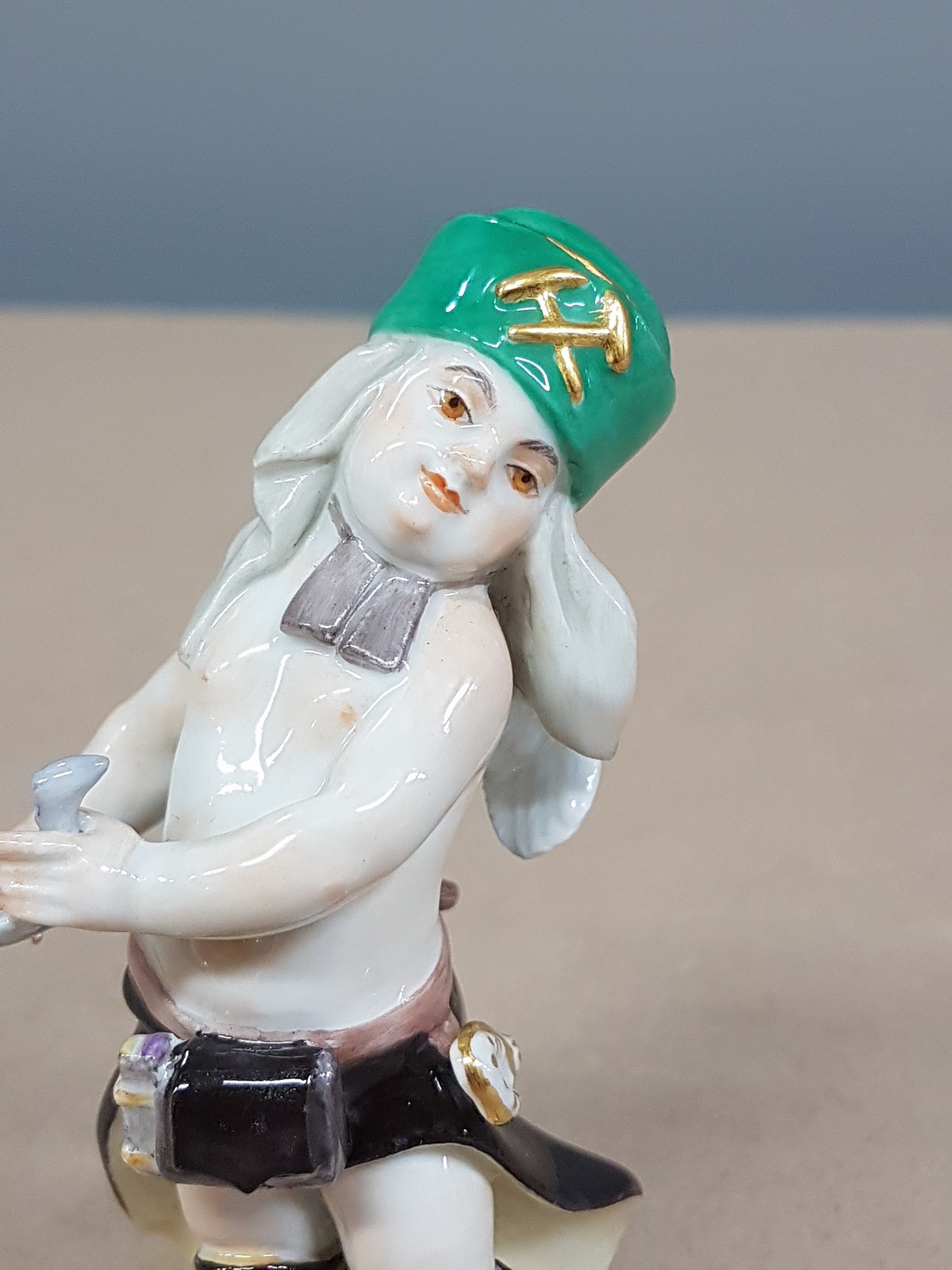 Detail e: Porzellanfigur Putto als Bergarbeiter, Meissen, 20.Jh., Porzellan, farbig und goldstaffiert, Nr. 60124, H. 9 cm