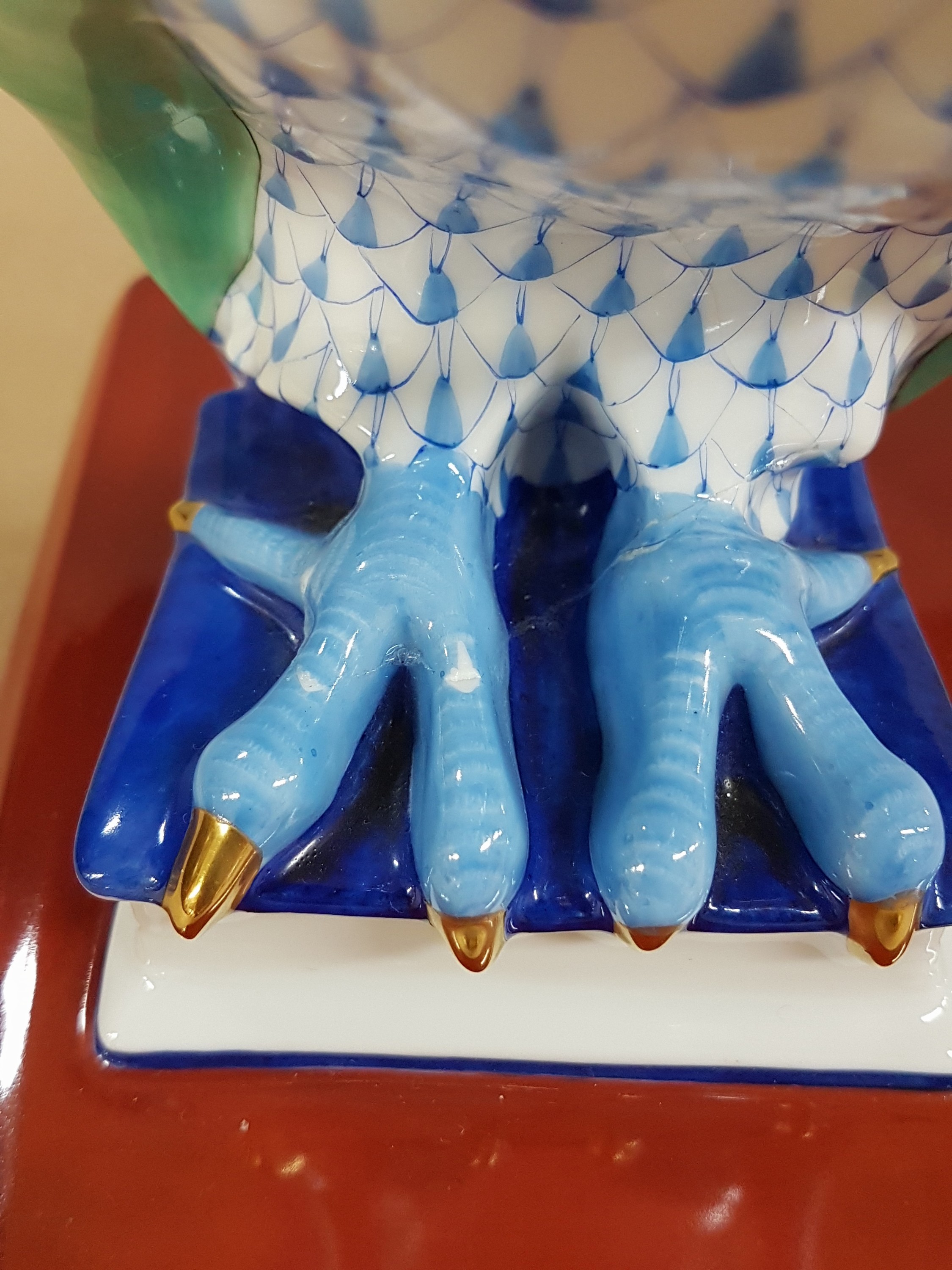 Detail e: Große Porzellanfigur, Herend Ungarn, 20. Jh., Eule auf Büchern, bunt bemalt mit blauem Fischnnetzdekor, Goldstaffage, H. ca. 30cm